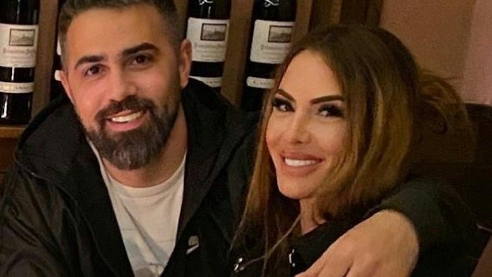 Rapper Bushido hat den Arm um seine Frau Anna-Maria Ferchichi gelegt