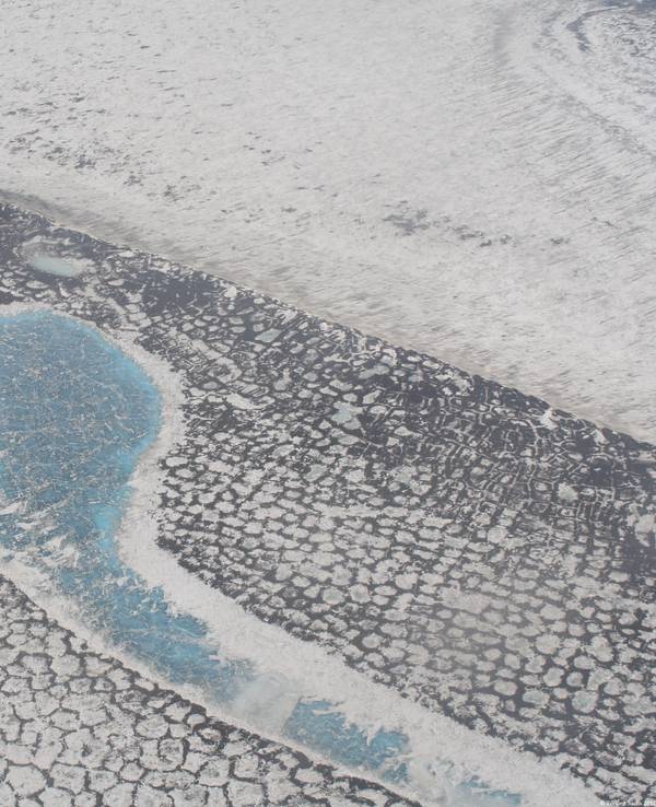 Luftaufnahme der russischen Tundra im Lena-Delta, die das typische Muster der Permafrostgebiete zeigt.