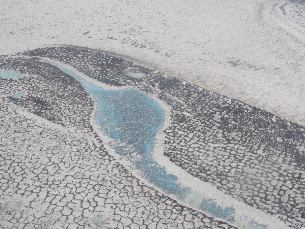 Luftaufnahme der russischen Tundra im Lena-Delta, die das typische Muster der Permafrostgebiete zeigt.