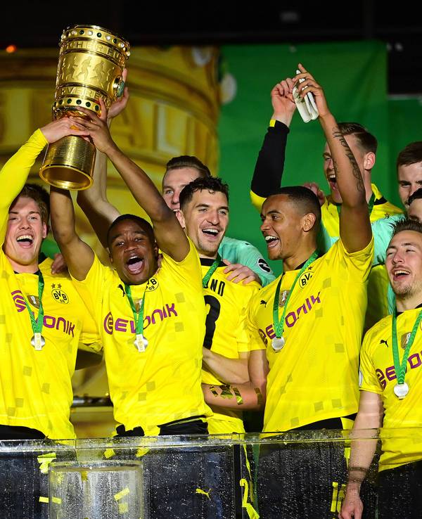 Borussia Dortmund feiert den Sieg im DFB-Pokal gegen RB Leipzig.