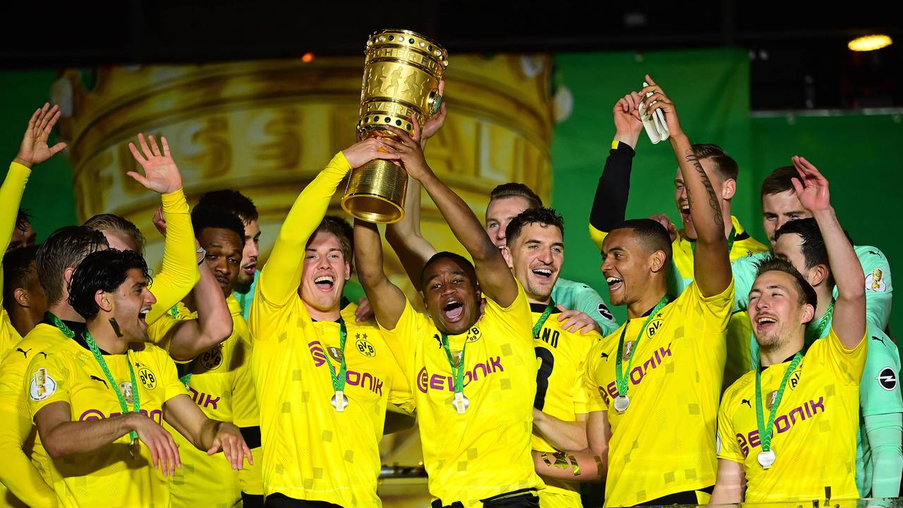 Borussia Dortmund feiert den Sieg im DFB-Pokal gegen RB Leipzig.