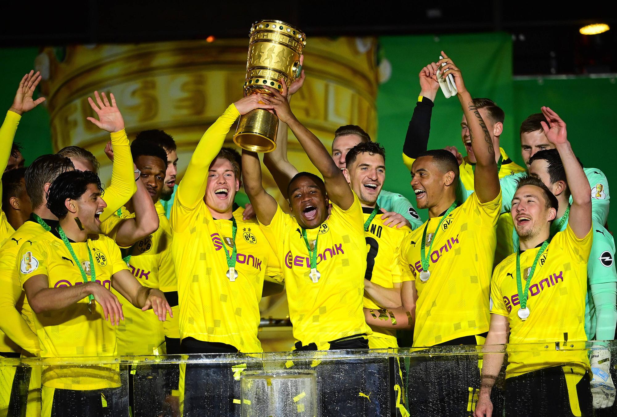 Borussia Dortmund feiert den Sieg im DFB-Pokal gegen RB Leipzig.