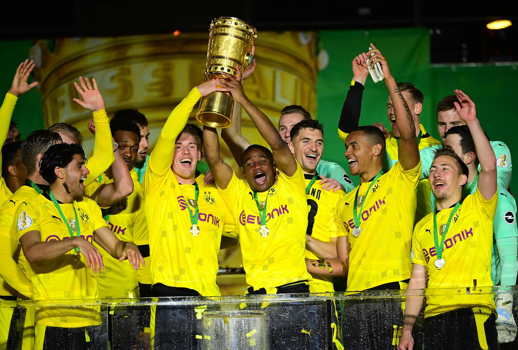 Borussia Dortmund feiert den Sieg im DFB-Pokal gegen RB Leipzig.