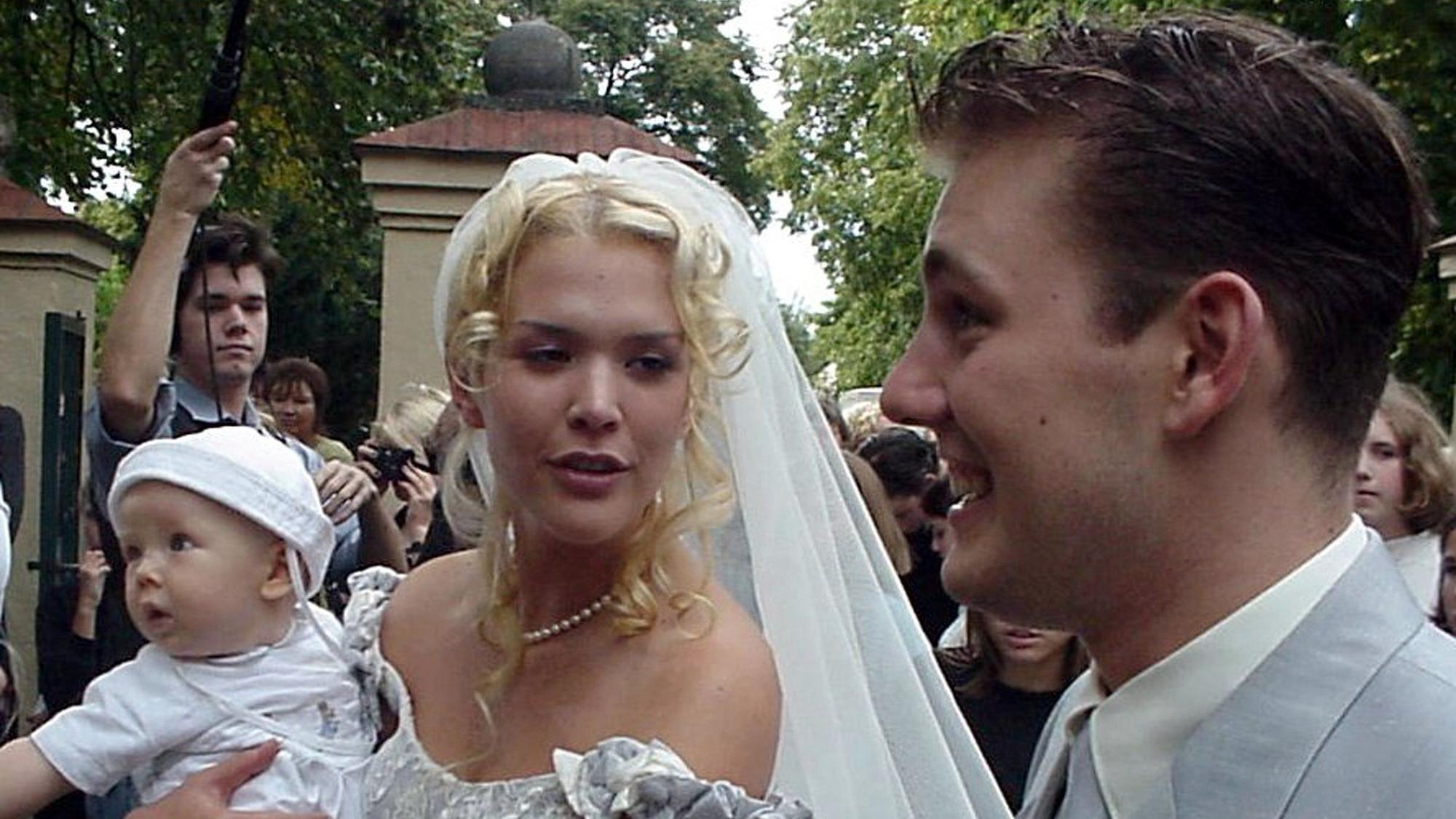 Das Archivbild vom 21.08.1999 zeigt den Schauspieler und Rapper Oli P., Star aus der TV-Serie "Gute Zeiten, Schlechte Zeiten" zusammen mit seiner Lebensgefährtin Tatiani Katrantzi (hier mit Sohn Ilias auf dem Arm), die sich in einer Dorfkirche in Berlin-Spandau das Ja-Wort gaben.