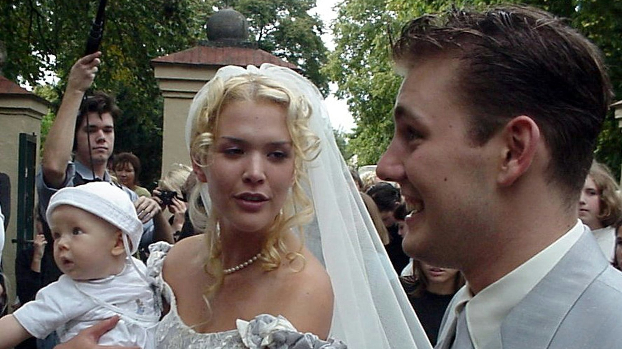 Das Archivbild vom 21.08.1999 zeigt den Schauspieler und Rapper Oli P., Star aus der TV-Serie "Gute Zeiten, Schlechte Zeiten" zusammen mit seiner Lebensgefährtin Tatiani Katrantzi (hier mit Sohn Ilias auf dem Arm), die sich in einer Dorfkirche in Berlin-Spandau das Ja-Wort gaben.