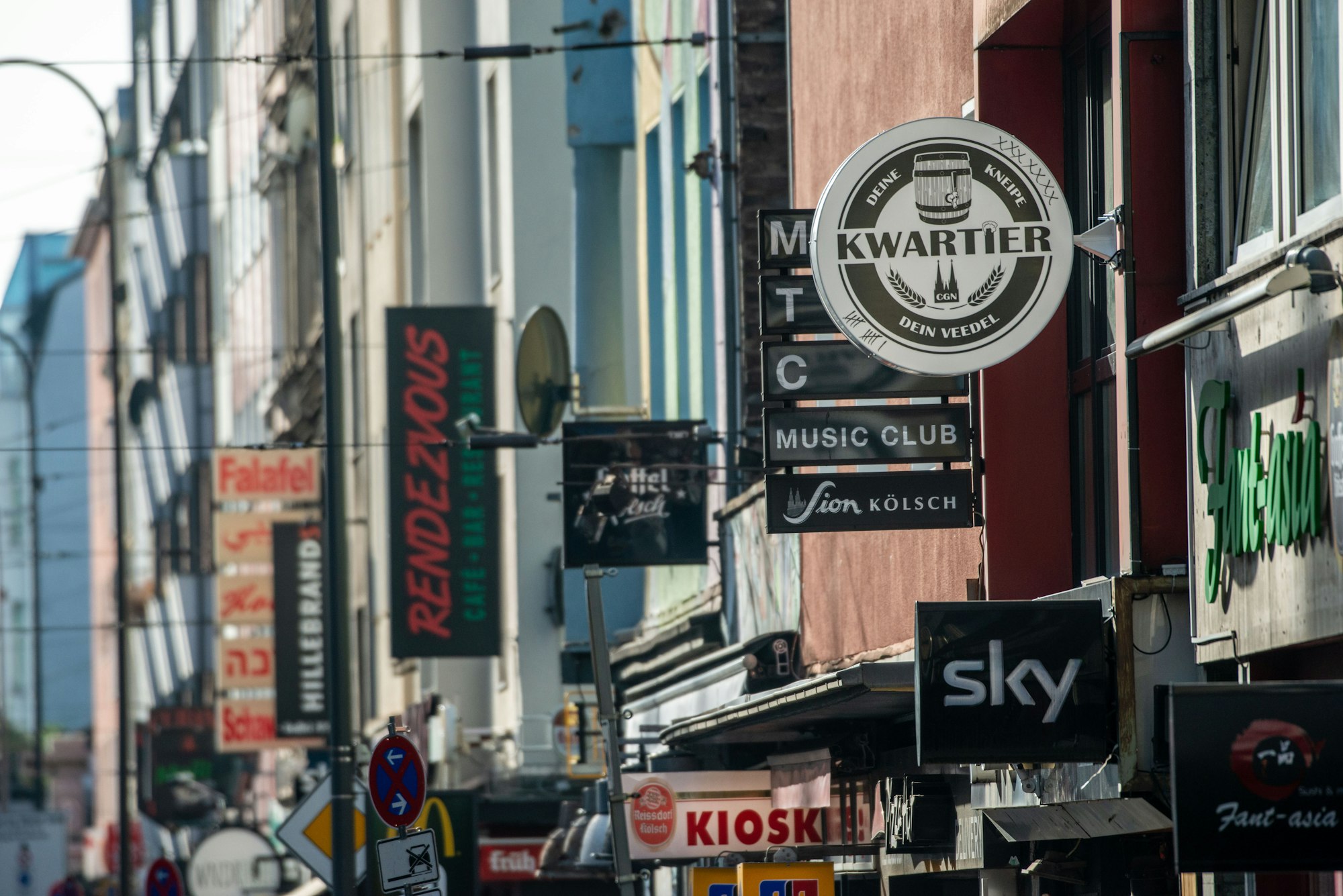 Kneipenschilder auf der Zülpicher Straße in Köln.