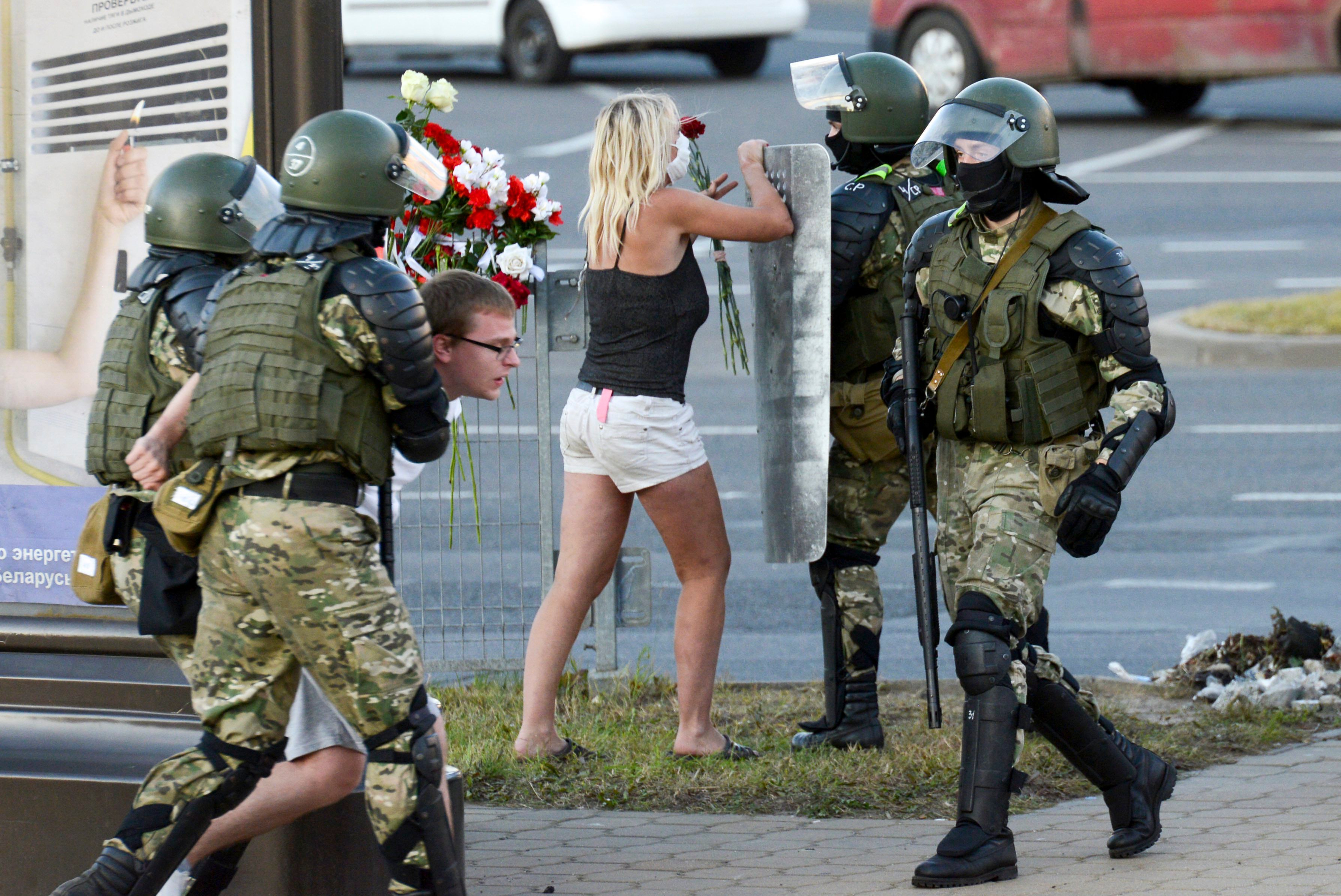 Eine Frau hat eine Auseinandersetzung mit einem Polizisten, während ein weiterer Demonstrant festgenommen wird. Seit vielen Monaten protestieren in Belarus Menschen gegen den Präsidenten Alexander Lukaschenko.