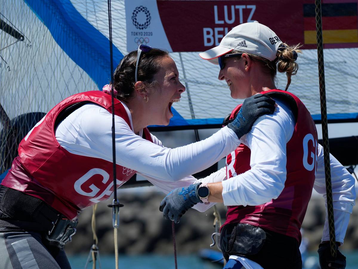 Susann Beucke und Tina Lutz jubeln auf ihrem Boot über Olympia-Silber im Segeln