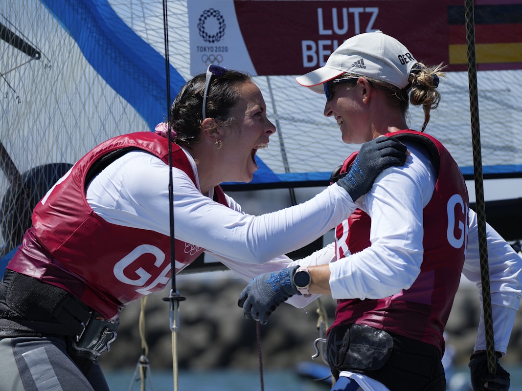 Susann Beucke und Tina Lutz jubeln auf ihrem Boot über Olympia-Silber im Segeln