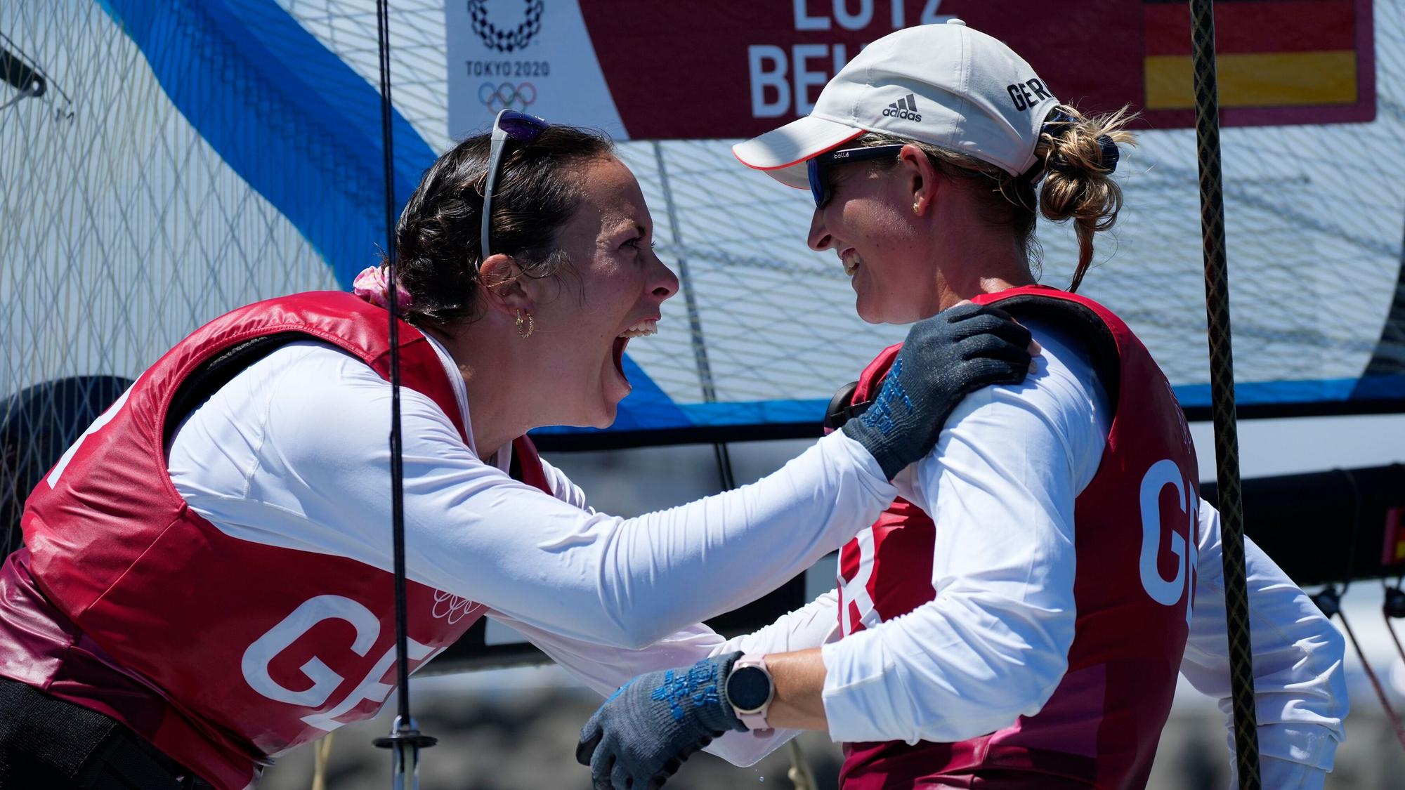 Susann Beucke und Tina Lutz jubeln auf ihrem Boot über Olympia-Silber im Segeln