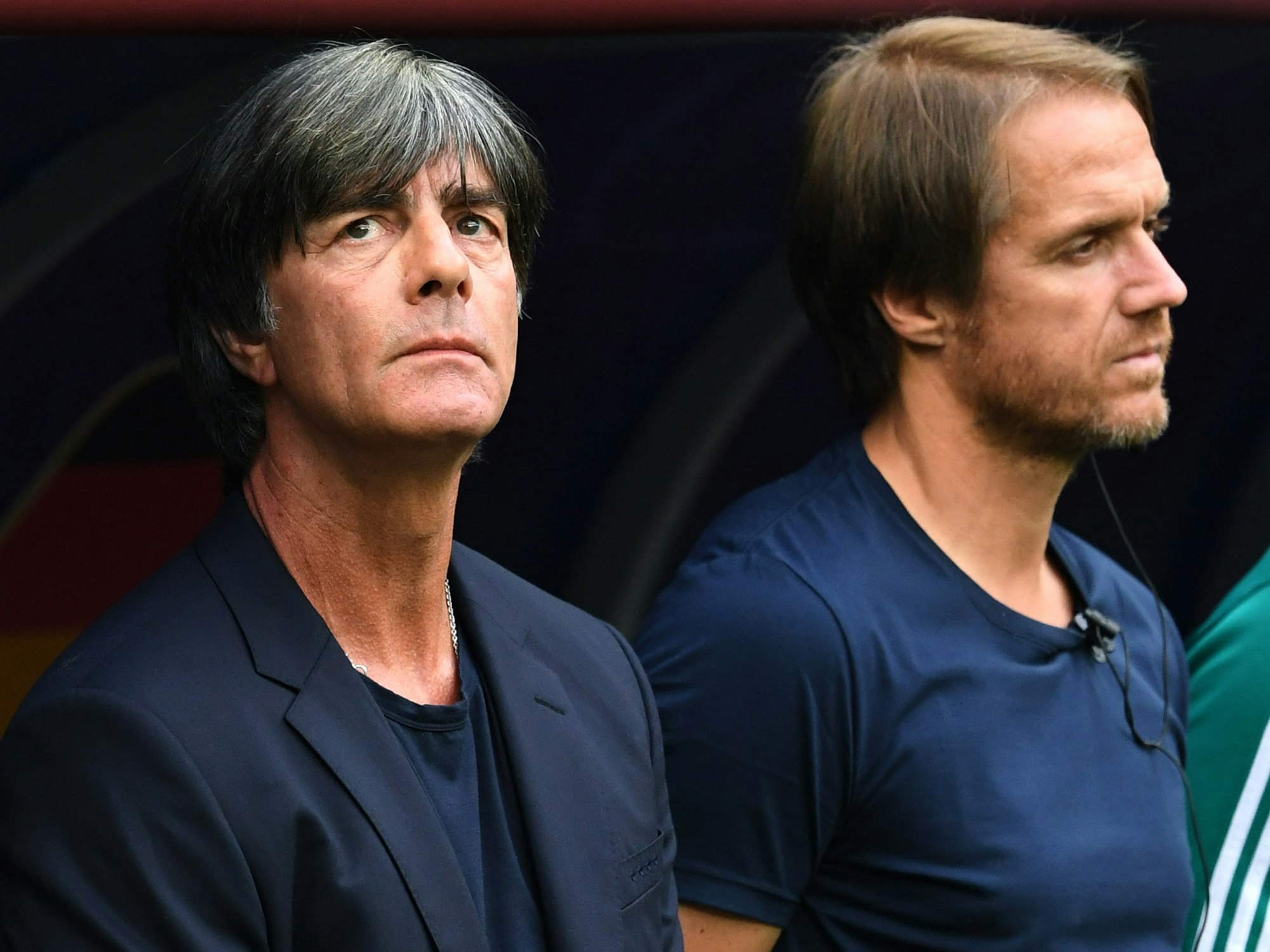 DFB-Trainer Joachim Löw (l) und Assistenztrainer Thomas Schneider, vor dem WM-Vorrundenspiel gegen Mexiko.