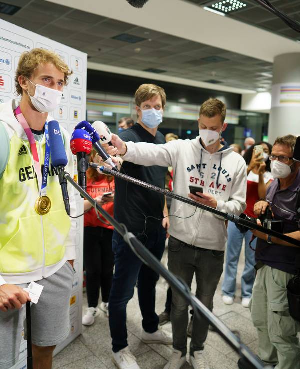 Der deutsche Tennisspieler Alexander Zverev spricht nach seiner Ankunft aus Tokio auf dem Frankfurter Flughafen mit Medienvertretern.
