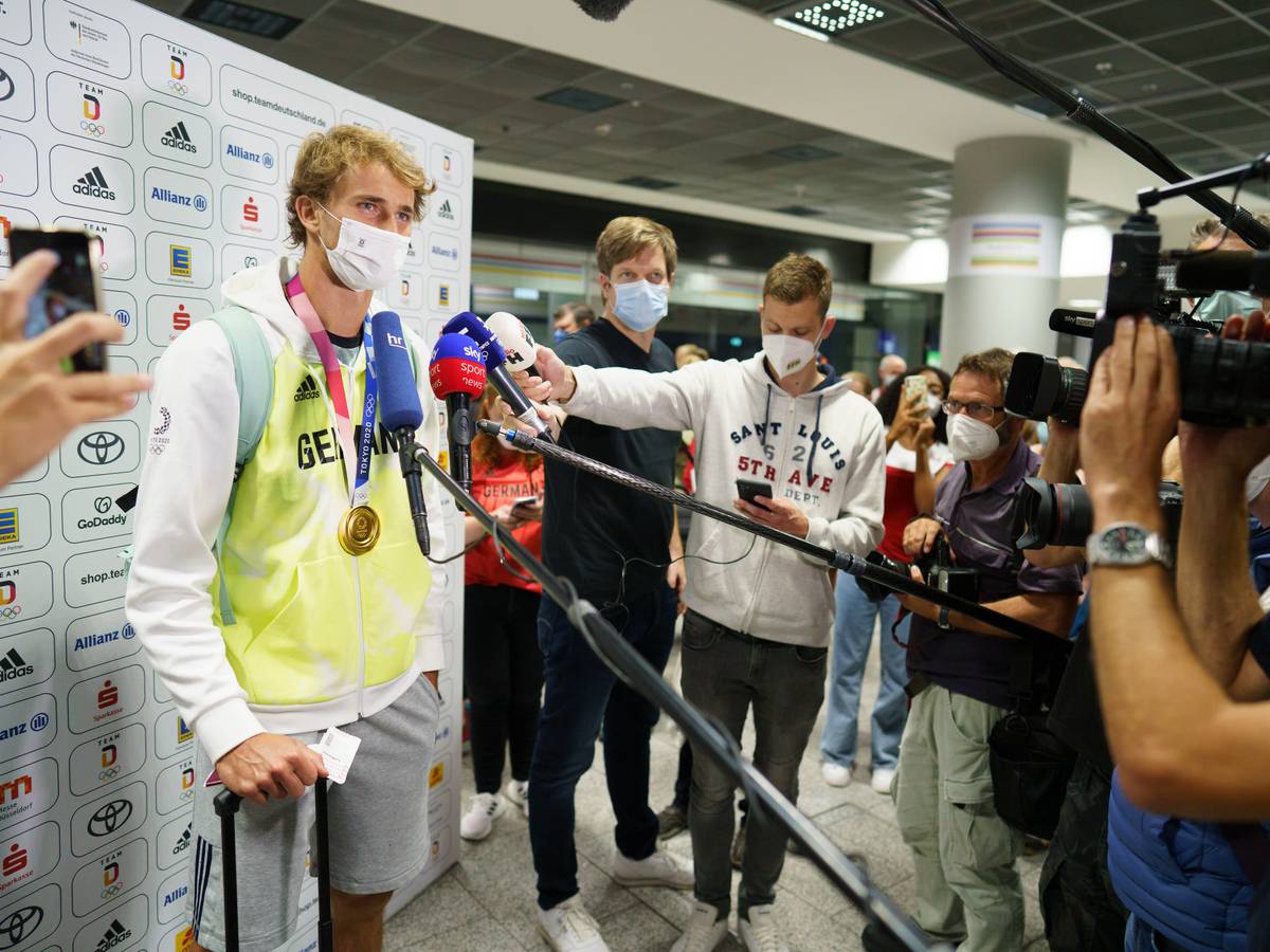 Der deutsche Tennisspieler Alexander Zverev spricht nach seiner Ankunft aus Tokio auf dem Frankfurter Flughafen mit Medienvertretern.