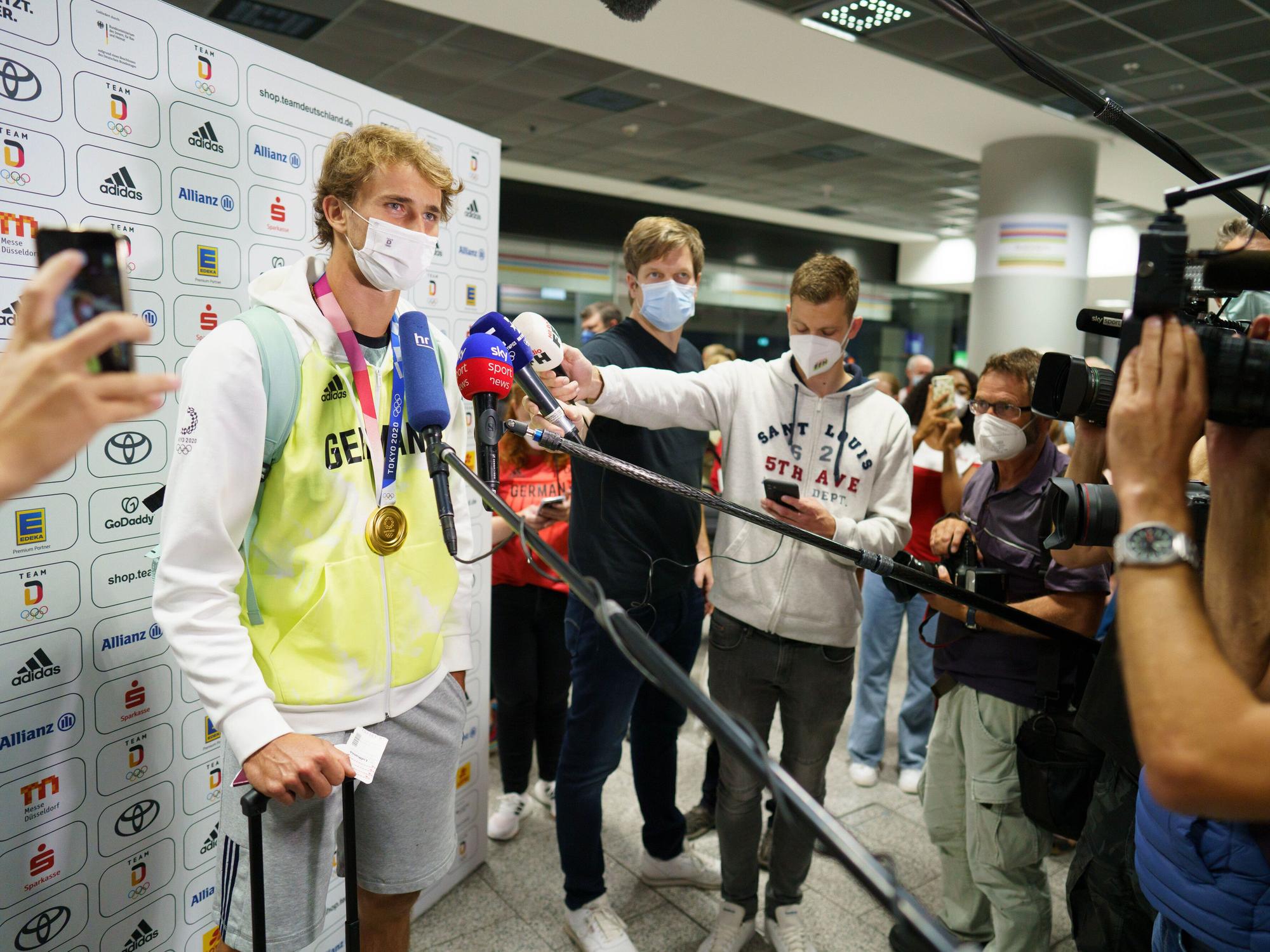 Der deutsche Tennisspieler Alexander Zverev spricht nach seiner Ankunft aus Tokio auf dem Frankfurter Flughafen mit Medienvertretern.