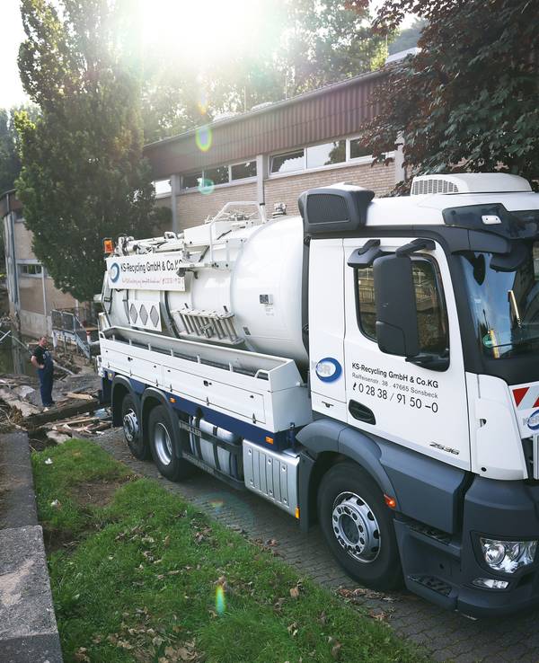 NRW: Der Spezialentsorger KS-Recycling pumpt mit Öl kontaminierte Keller und Tiefgaragen ab.