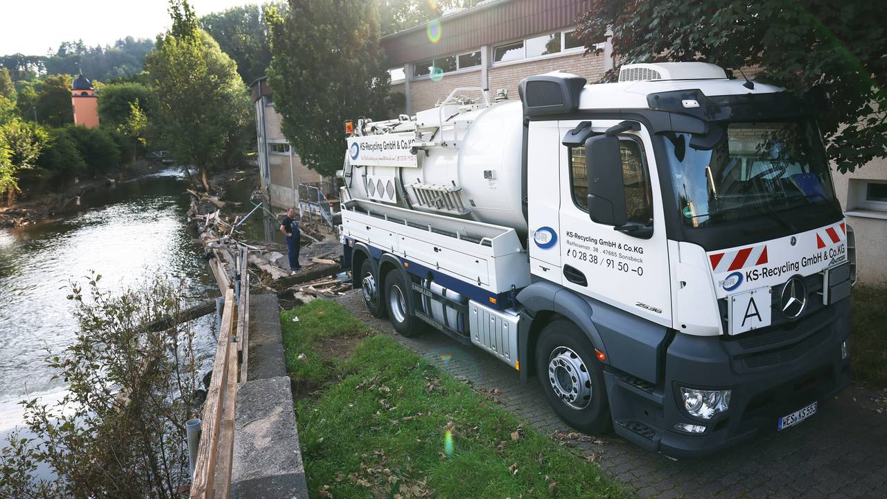 NRW: Der Spezialentsorger KS-Recycling pumpt mit Öl kontaminierte Keller und Tiefgaragen ab.