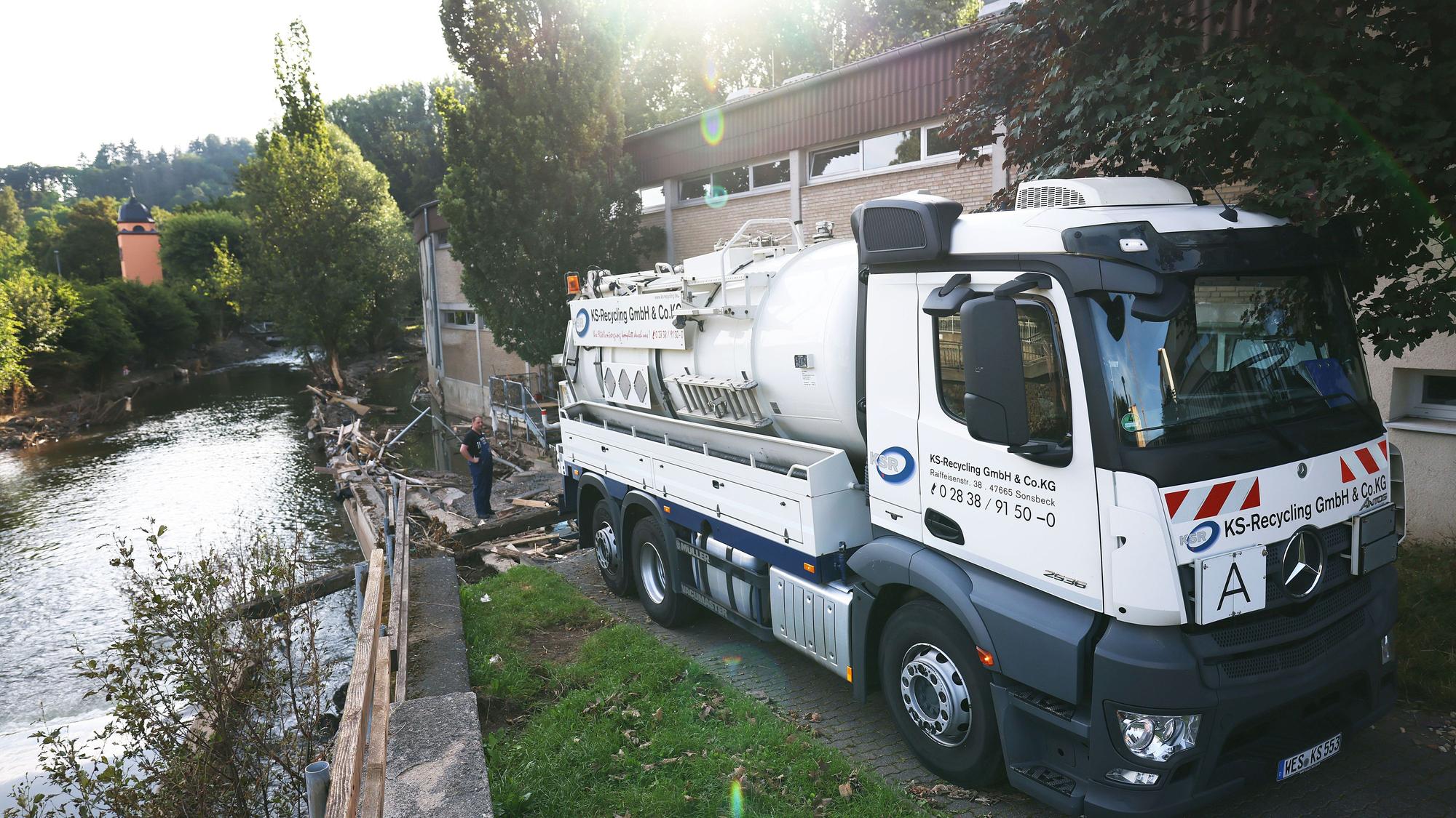 NRW: Der Spezialentsorger KS-Recycling pumpt mit Öl kontaminierte Keller und Tiefgaragen ab.