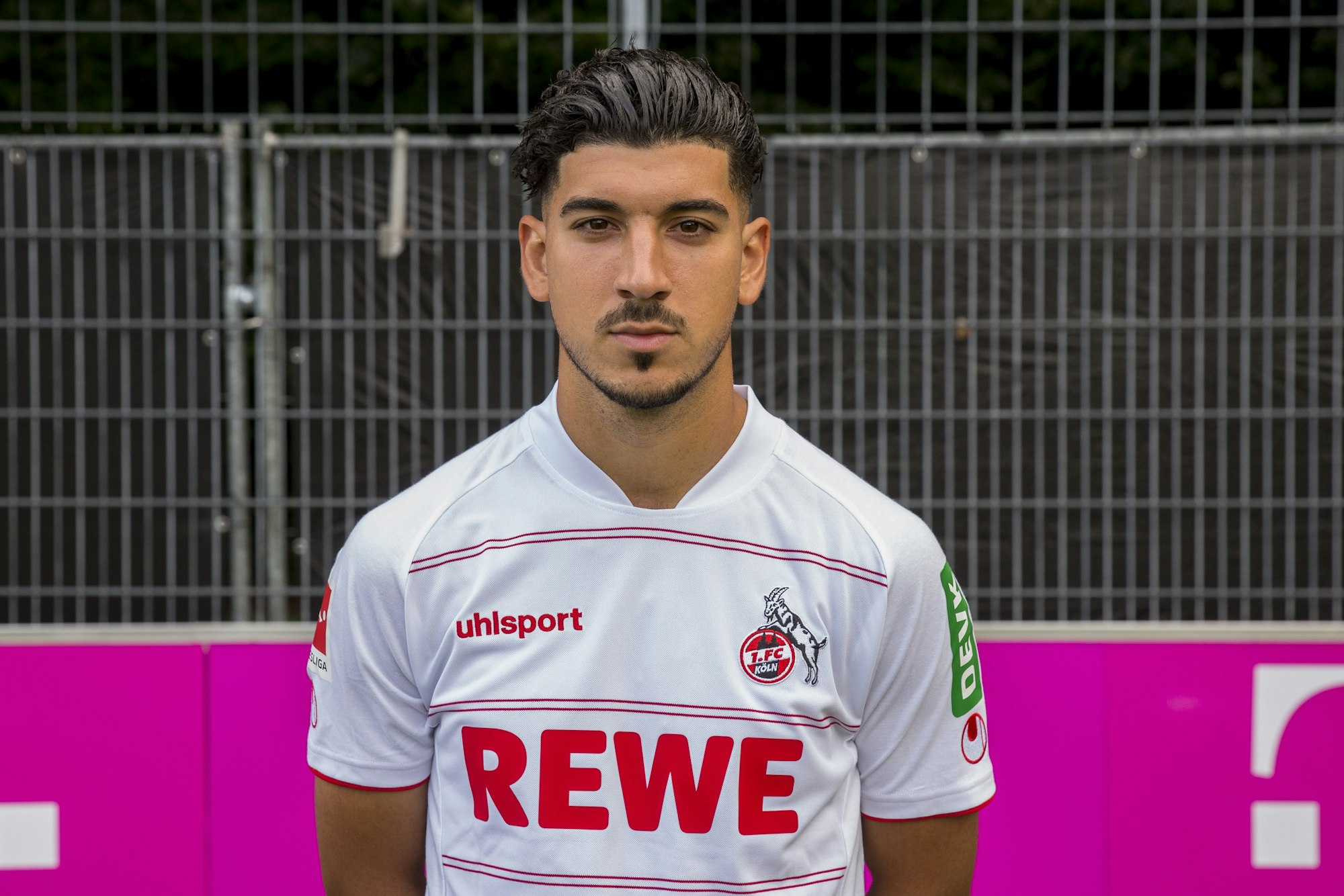 Dimitrios Limnios posiert im Trikot des 1. FC Köln.