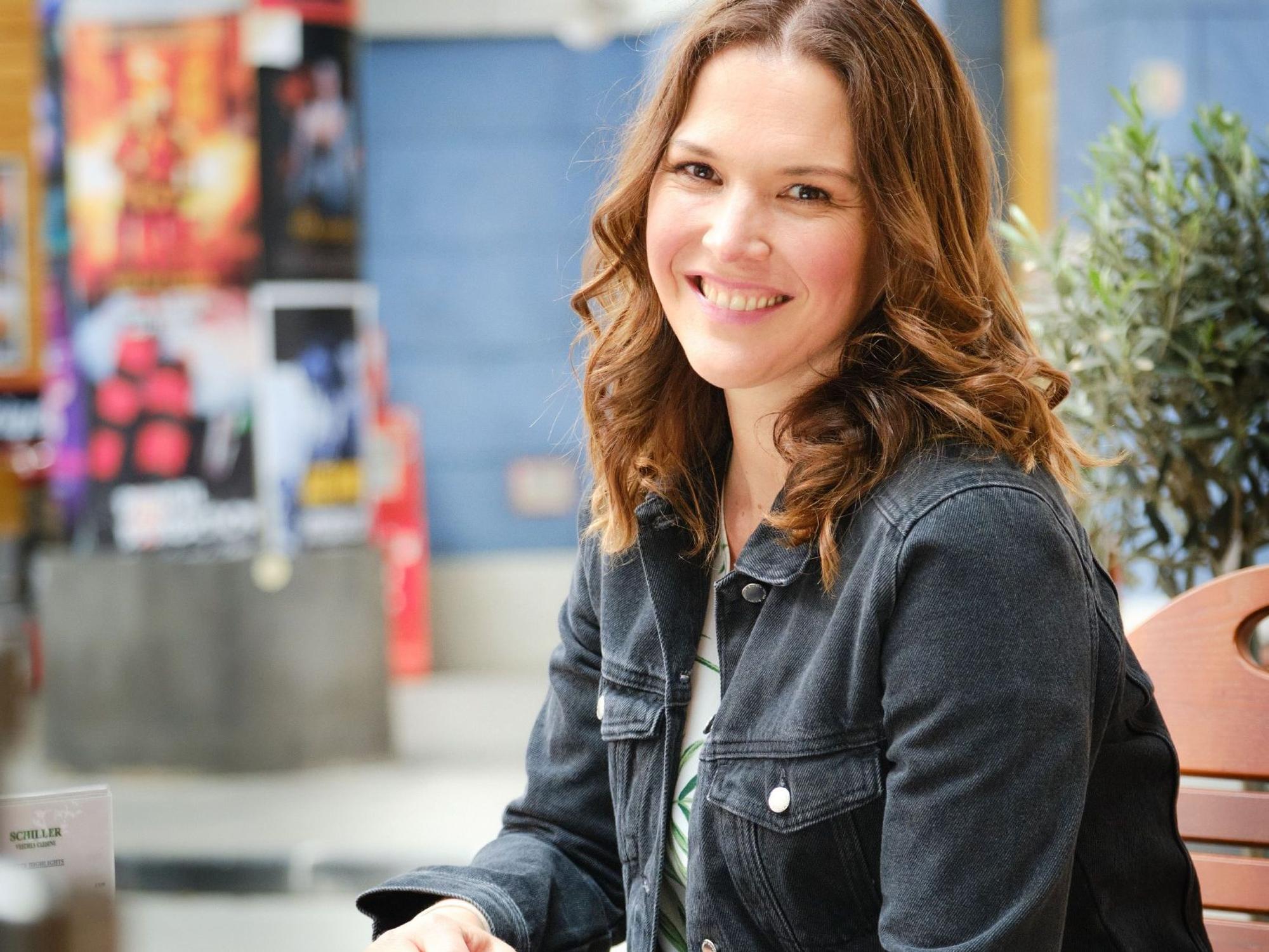 Tatiani Katrantzi (spielt Jennifer Turner) sitzt am Set der RTL-Serie „Unter uns”