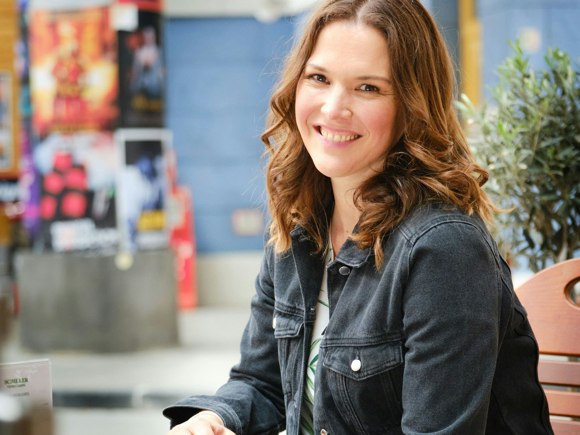 Tatiani Katrantzi (spielt Jennifer Turner) sitzt am Set der RTL-Serie „Unter uns”