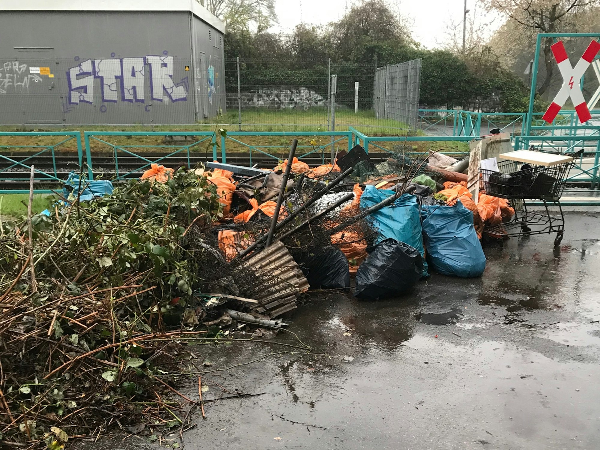 Müll an einem Bahnübergang in Köln-Poll.