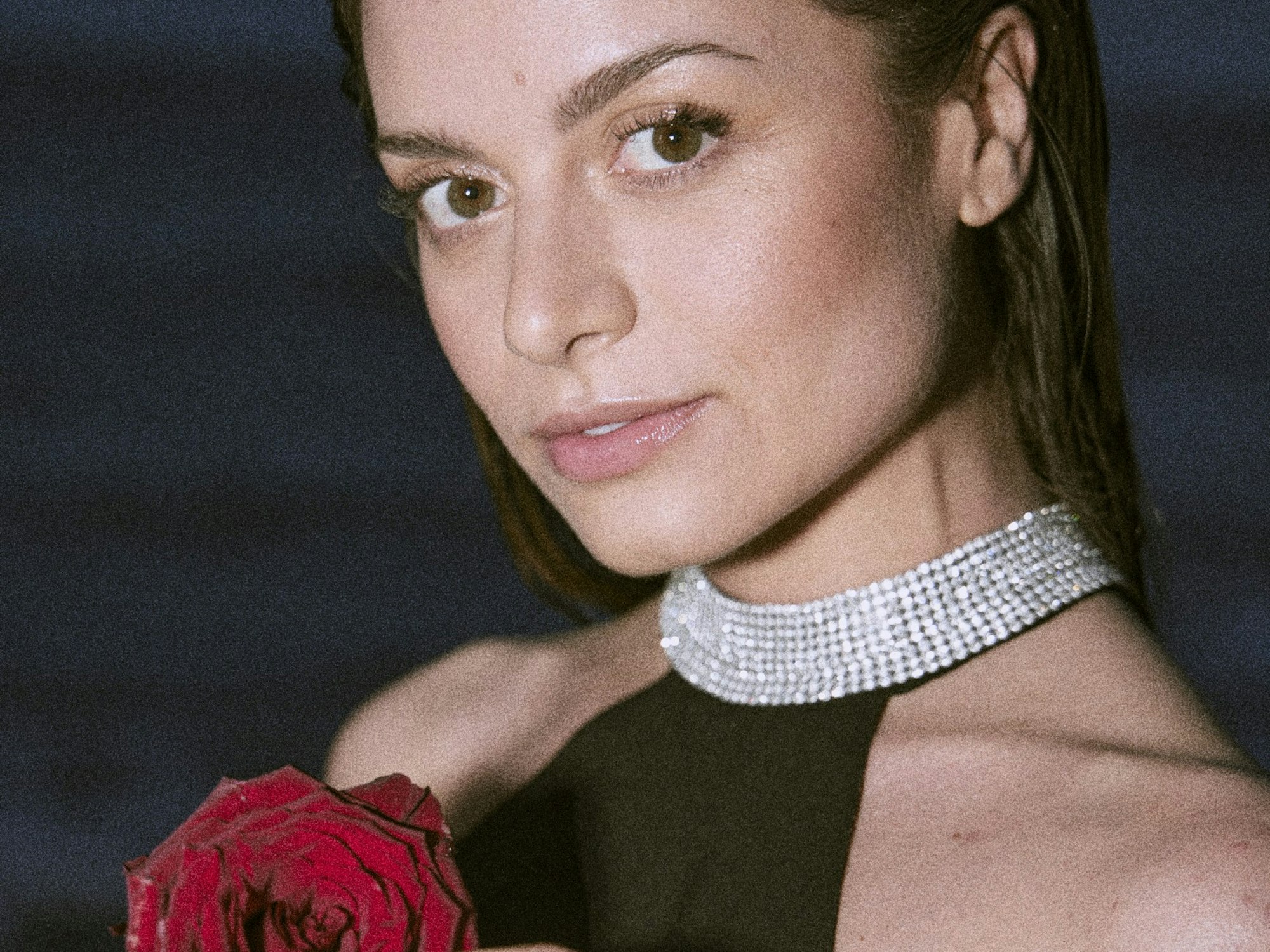 „Bachelorette“ Maxim Herbord am Strand. Sie hält eine Rose in der Hand.