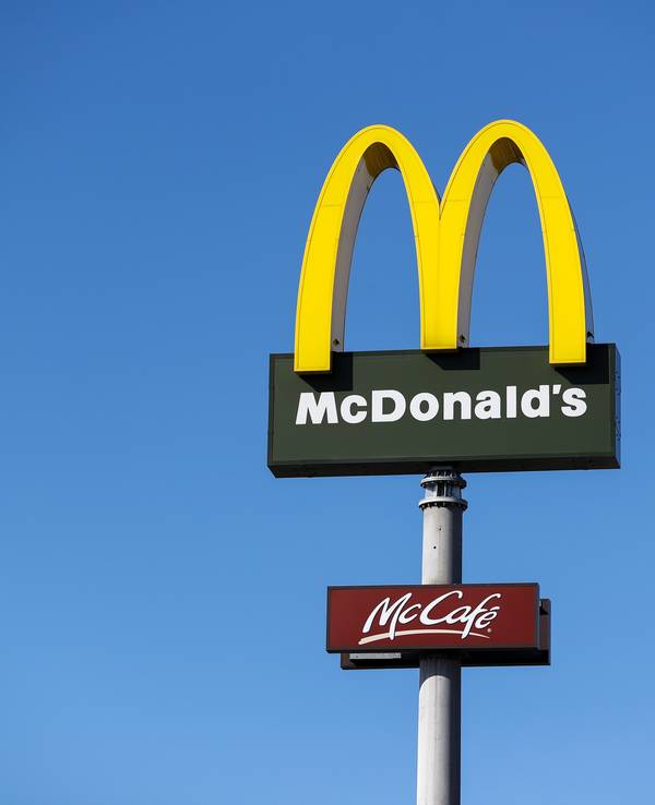 Ein Schild mit dem Logo des FastFood-Konzerns McDonald's. Die beliebte Kette spart Verpackungsmaterial ein.
