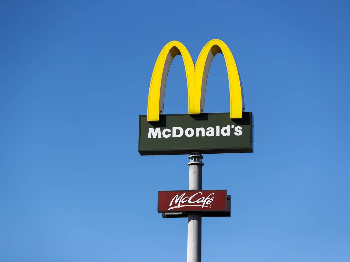 Ein Schild mit dem Logo des FastFood-Konzerns McDonald's. Die beliebte Kette spart Verpackungsmaterial ein.