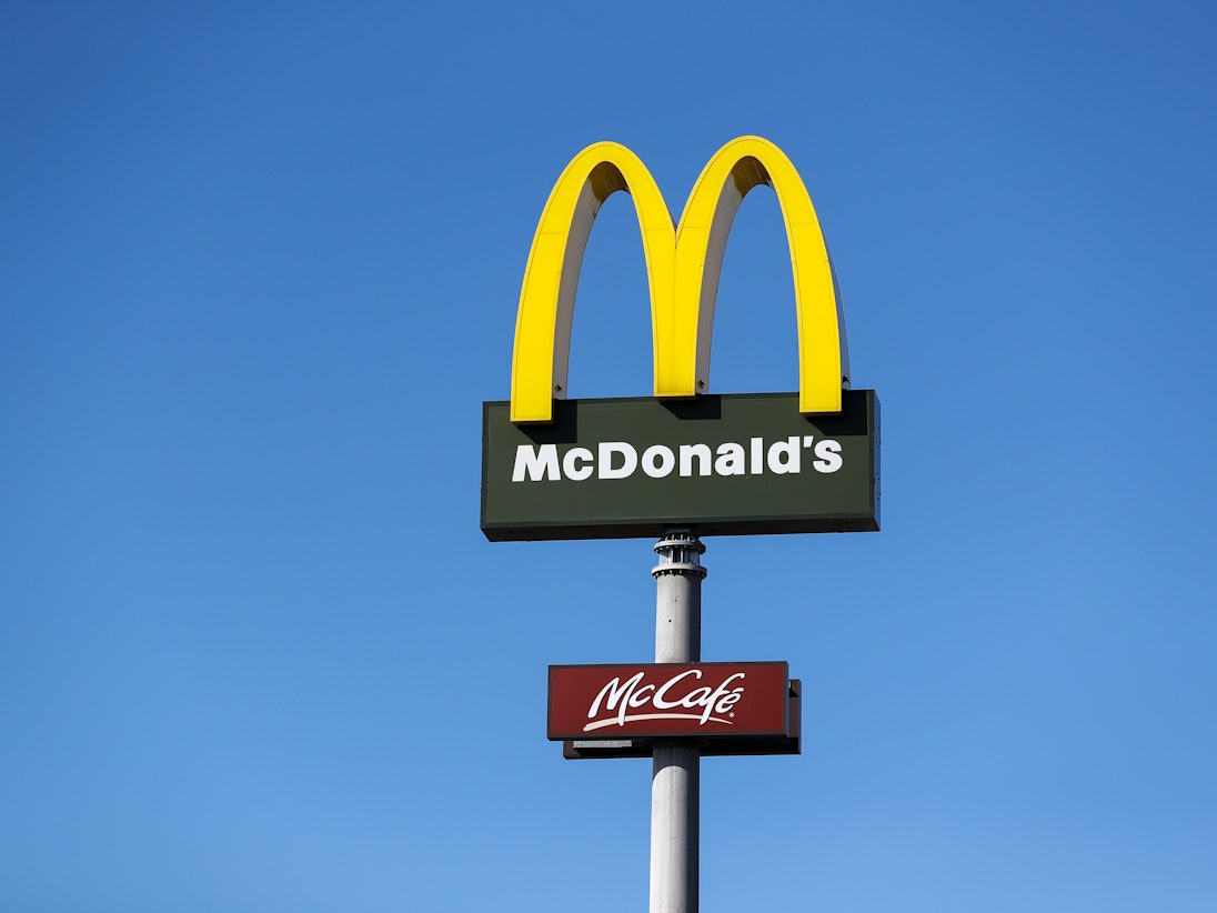 Ein Schild mit dem Logo des FastFood-Konzerns McDonald's. Die beliebte Kette spart Verpackungsmaterial ein.