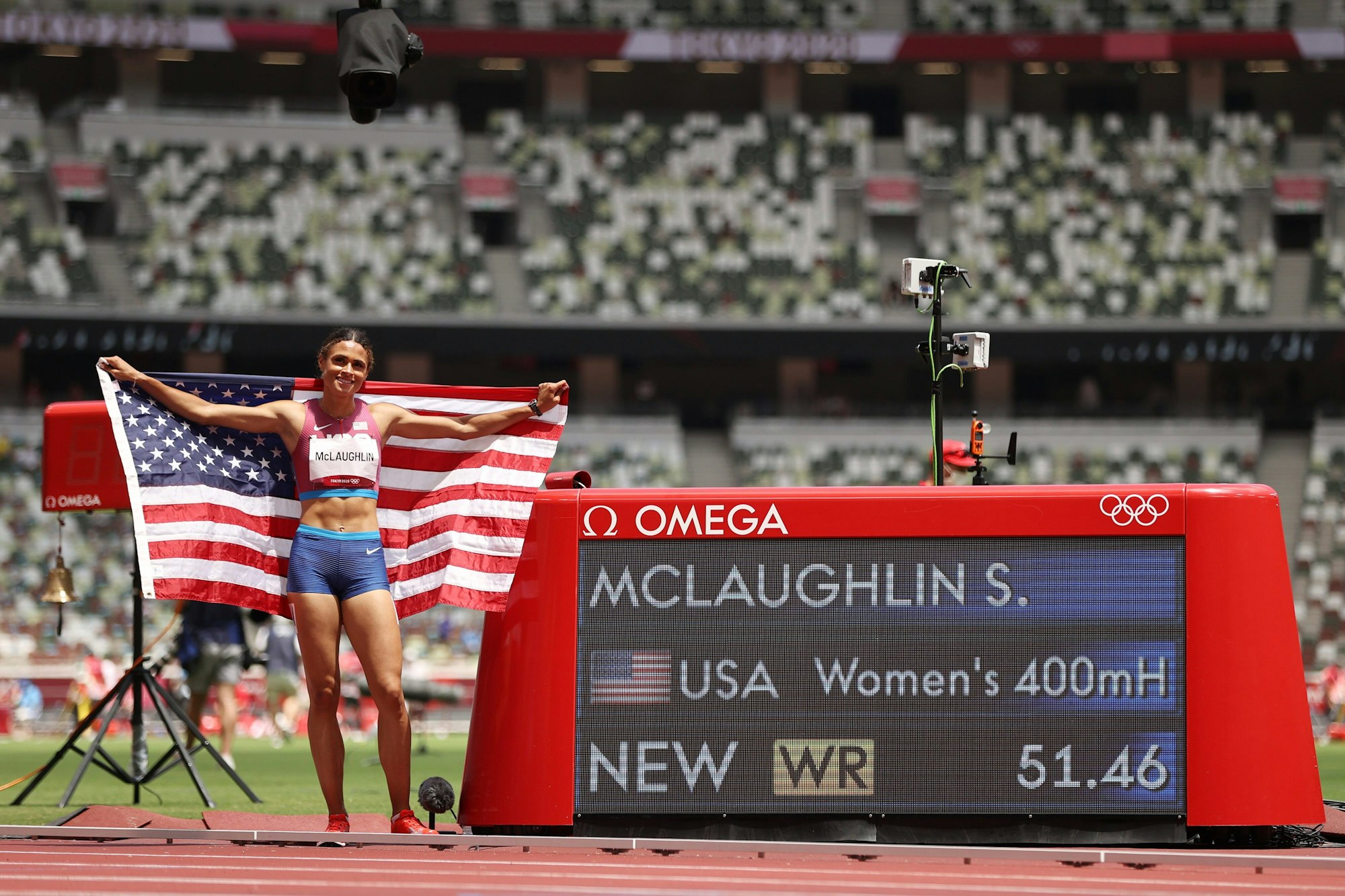 Sydney McLaughlin bejubelt ihren Weltrekord vor dem Scoreboard