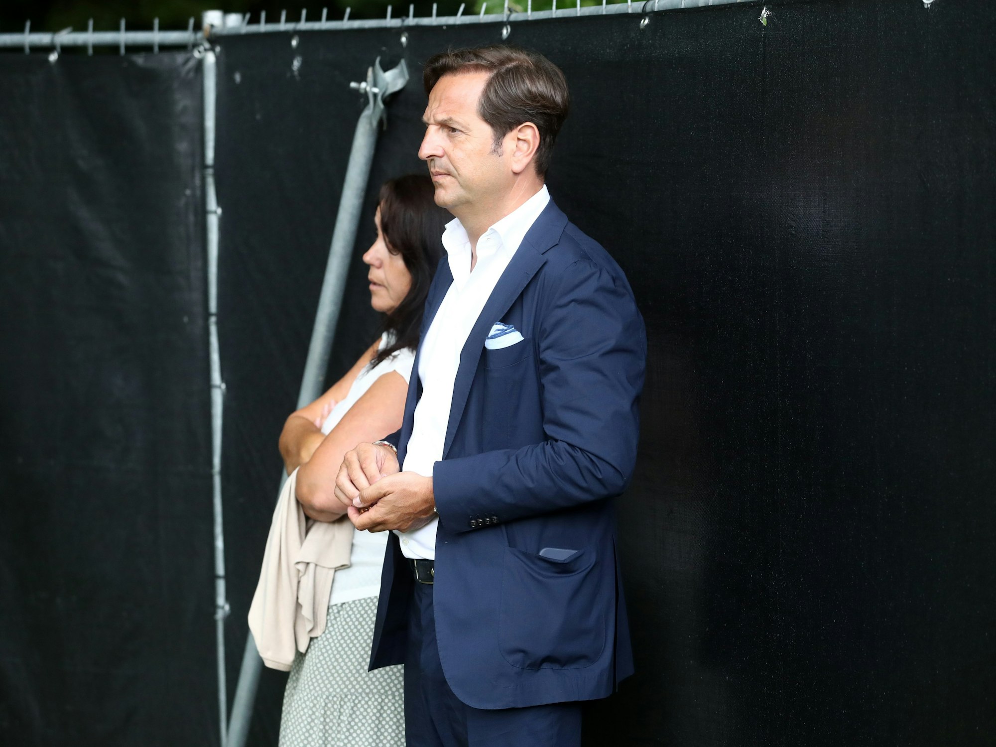 Die Familie und der Berater von Jorge Meré beobachten das Training des 1. FC Köln.