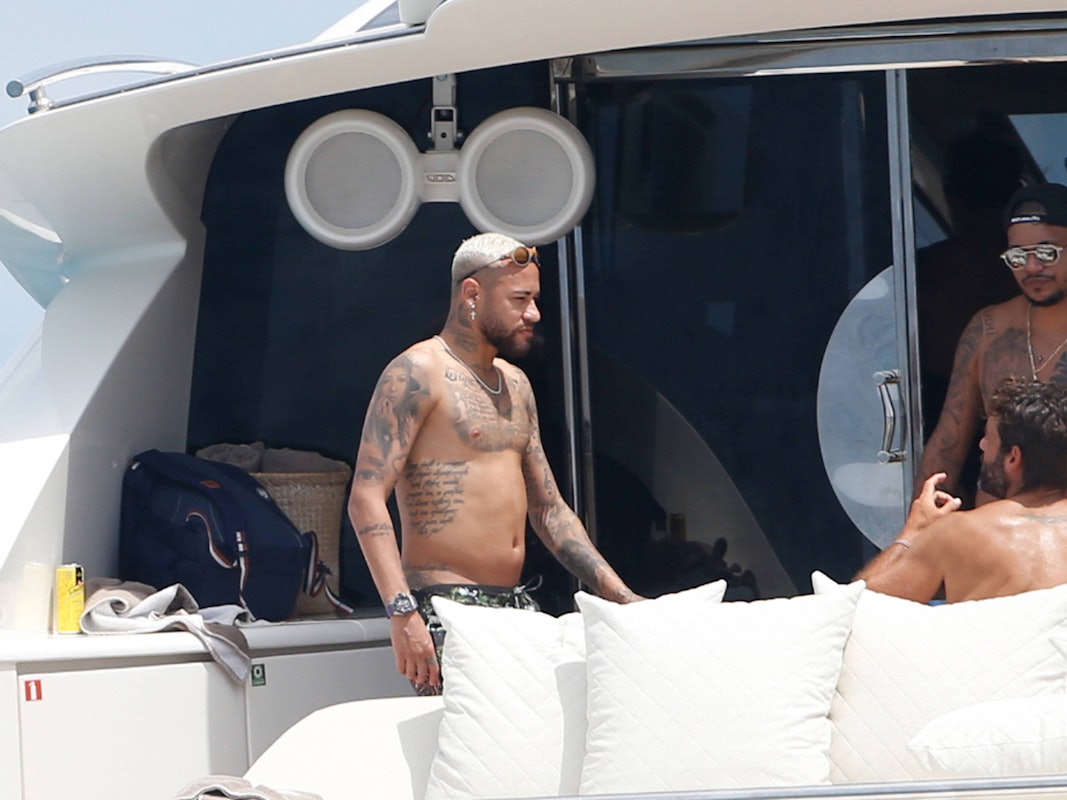 Neymar ist mit einem kleinen Bäuchlein auf einer Yacht in Ibiza mit Freunden zu sehen.