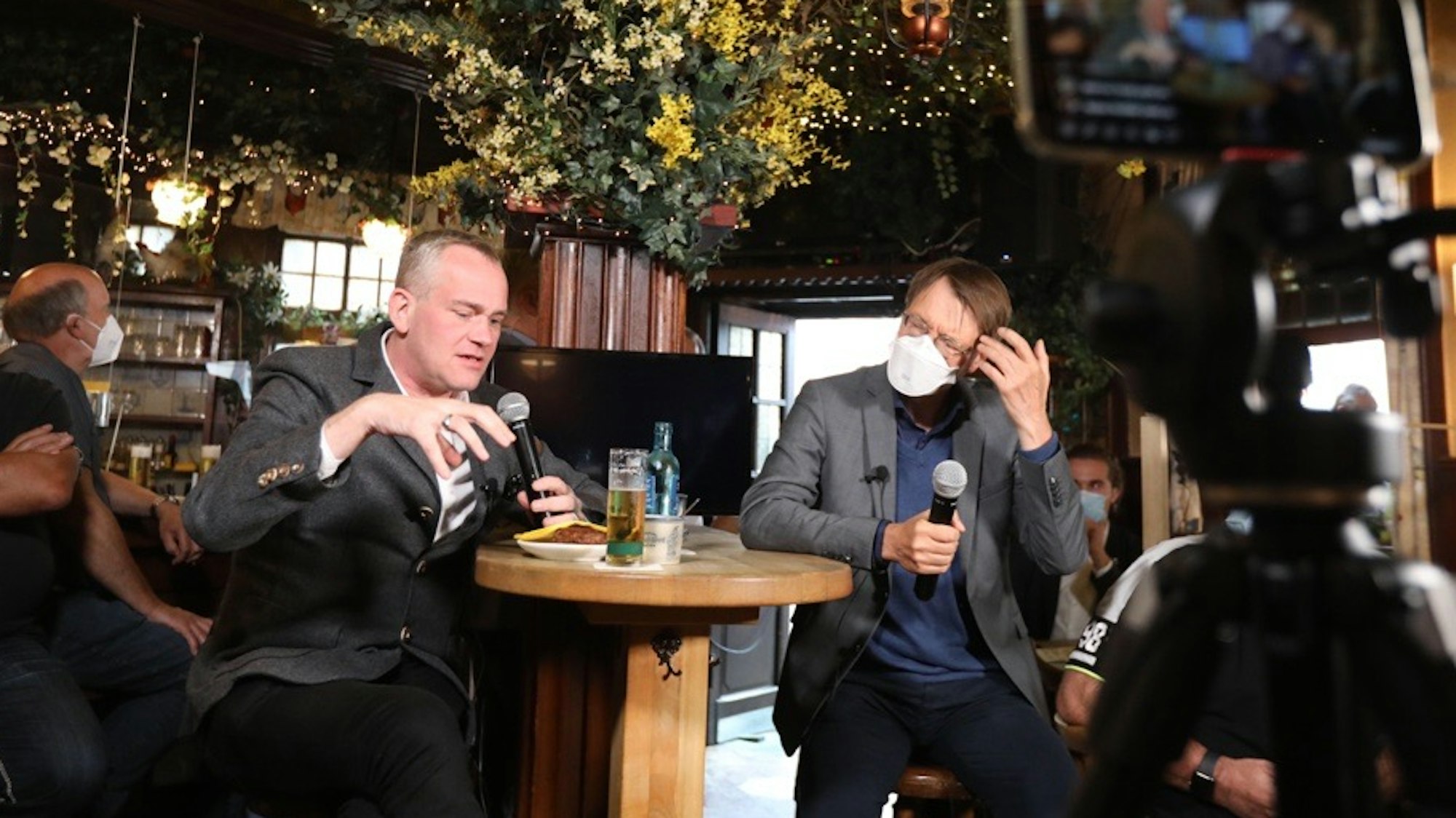 JP Weber (l.) und Karl Lauterbach sitzen am 3. August 2021 im Hähnche in Köln bei Loss mer schwade