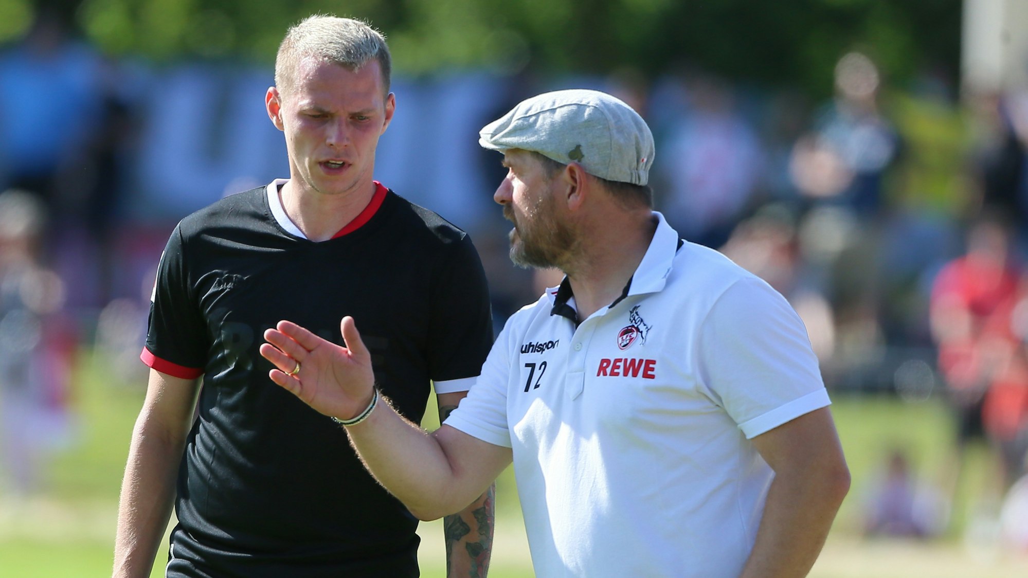 Ondrej Duda spricht beim 1. FC Köln mit Trainer Steffen Baumgart.