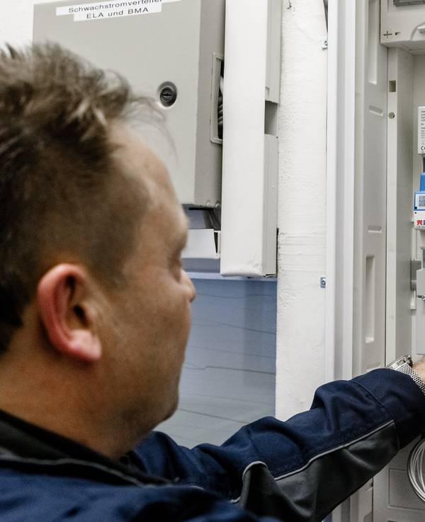 Ein Elektriker montiert einen digitalen Stromzähler.