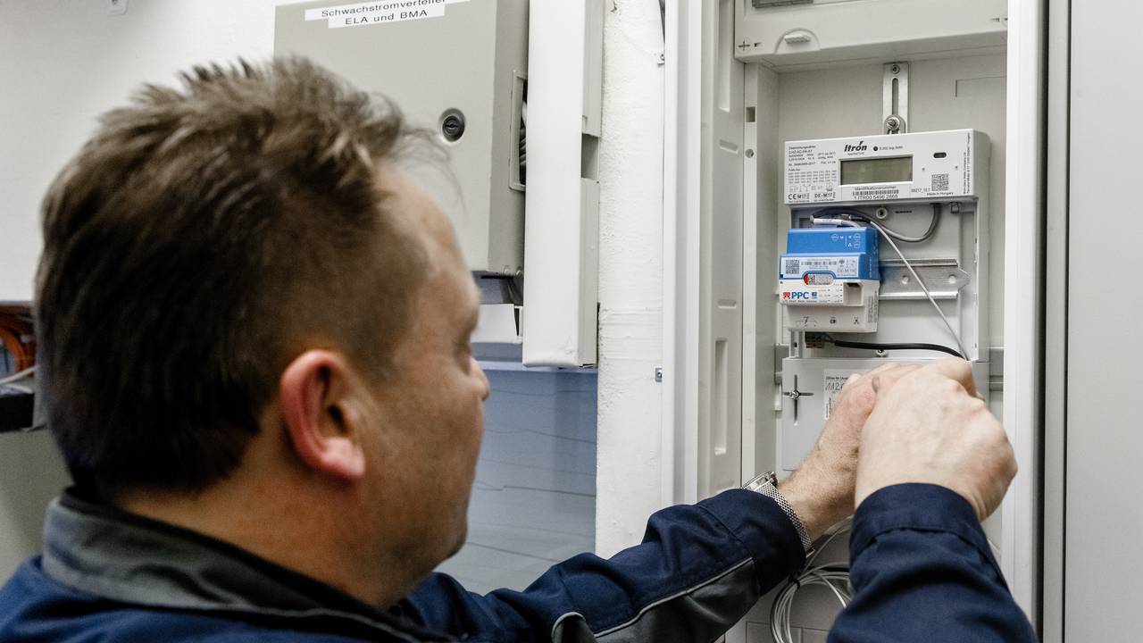 Ein Elektriker montiert einen digitalen Stromzähler.