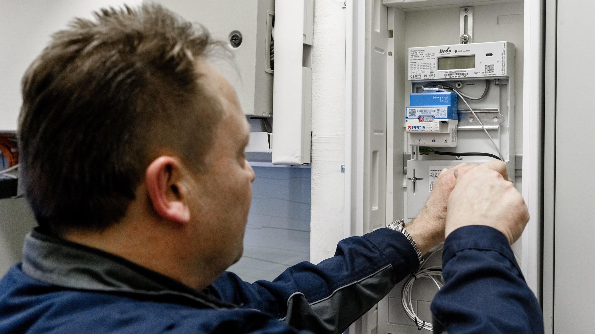 Ein Elektriker montiert einen digitalen Stromzähler.