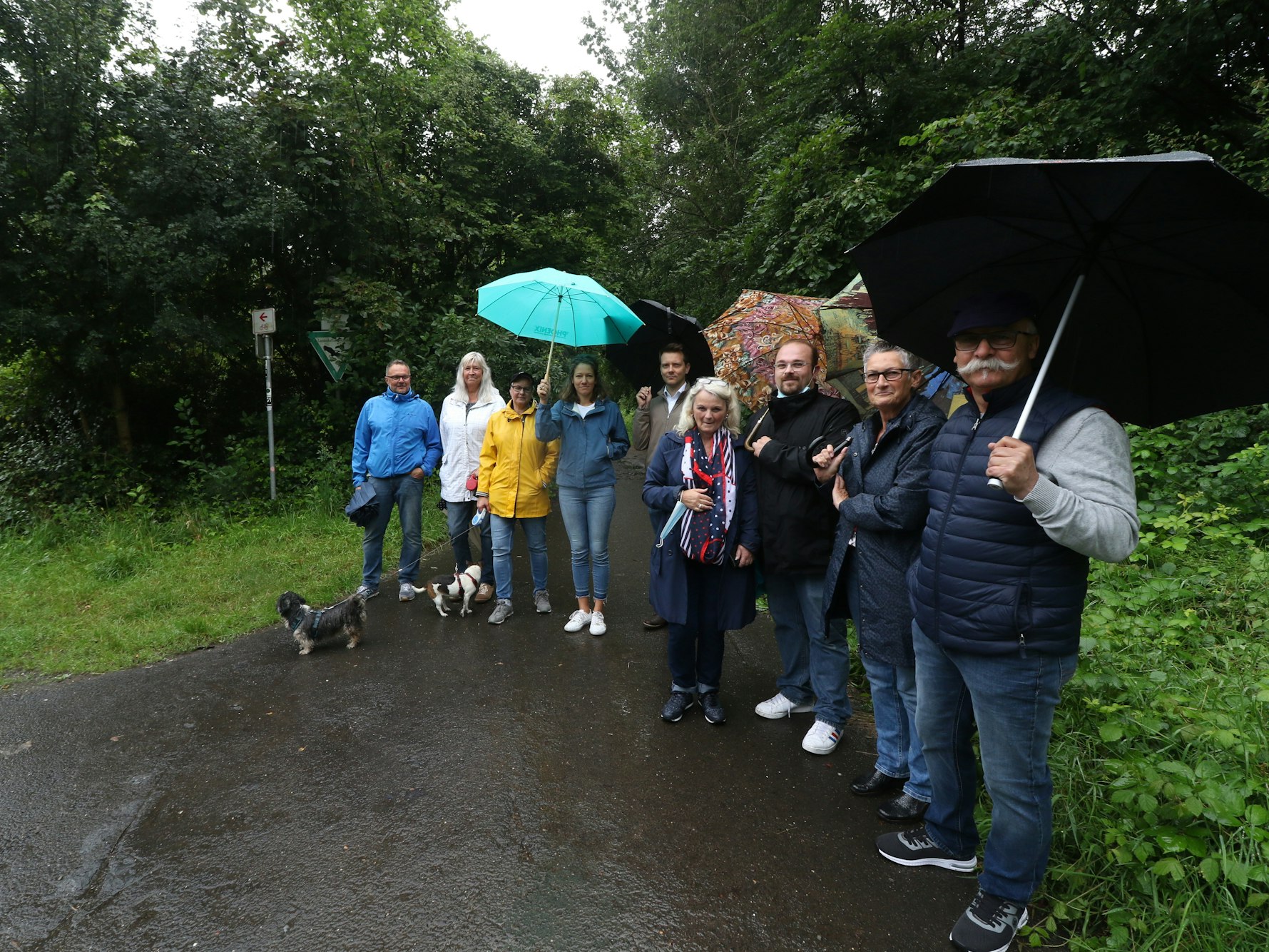 Anwohner aus Poll stehen am Waldrand, wo das Partyhaus steht.