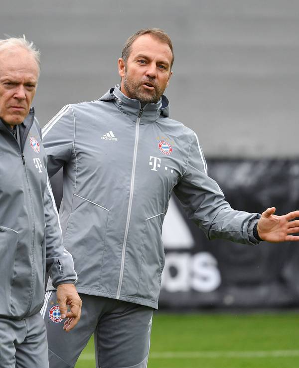 Hansi Flick und Hermann Gerland auf dem Trainingsplatz