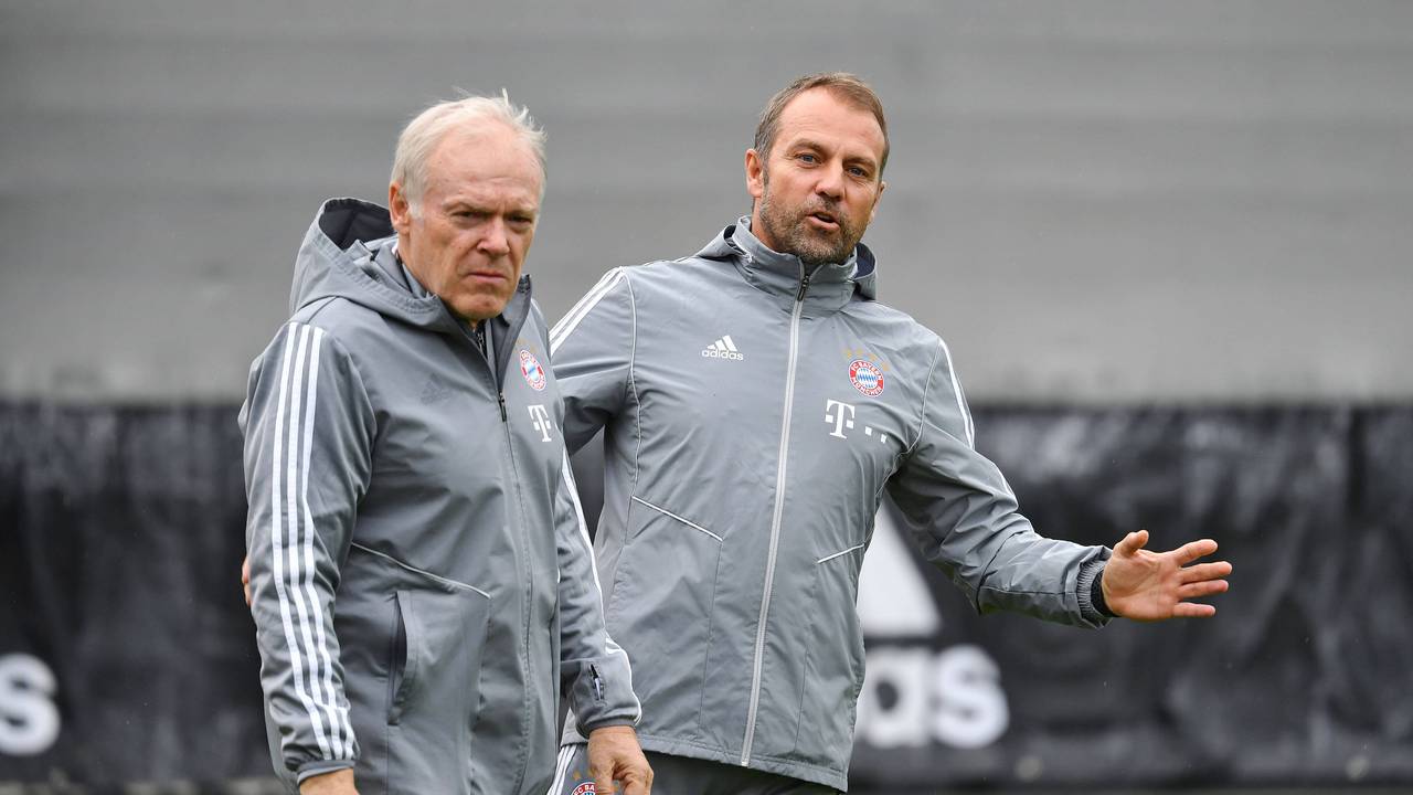 Hansi Flick und Hermann Gerland auf dem Trainingsplatz
