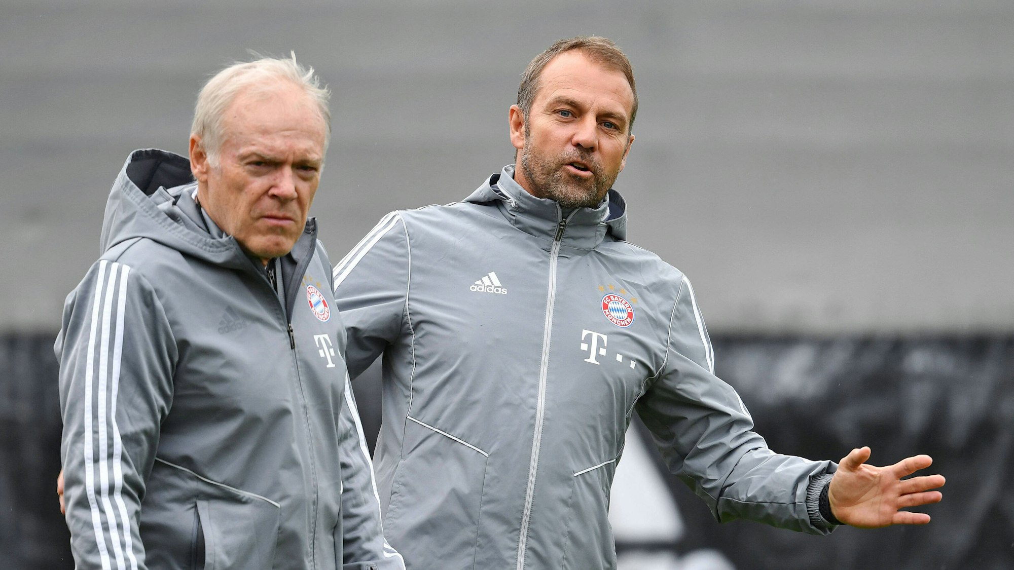 Hansi Flick und Hermann Gerland auf dem Trainingsplatz
