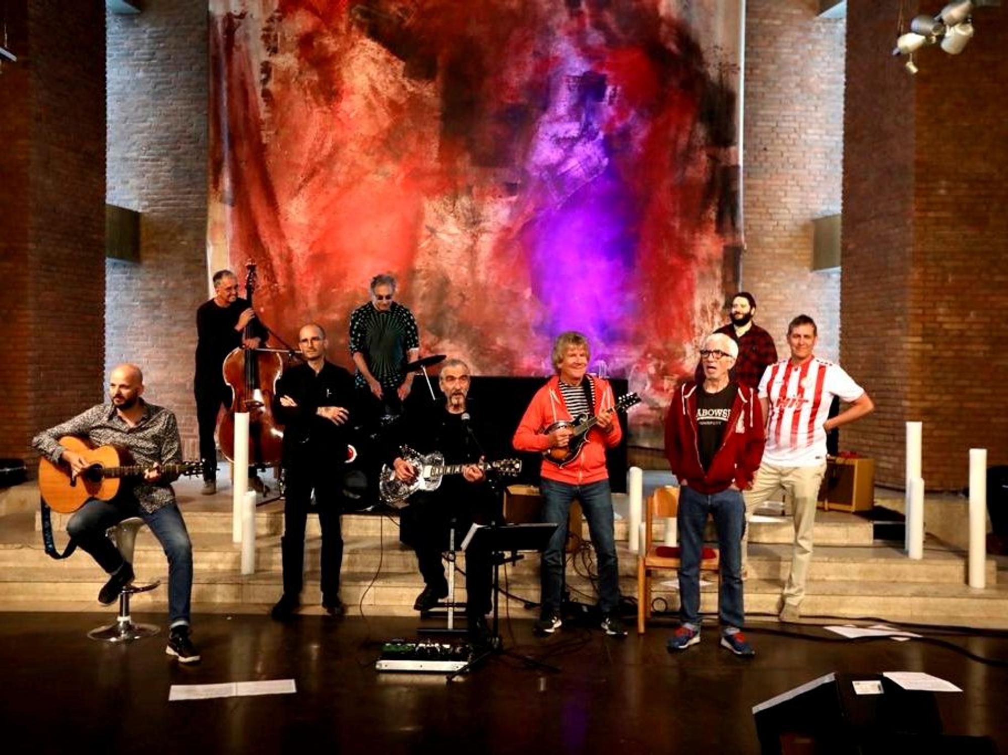 Kölner Promis beim Johnny Cash-Cover in der Lutherkirche Köln-Südstadt