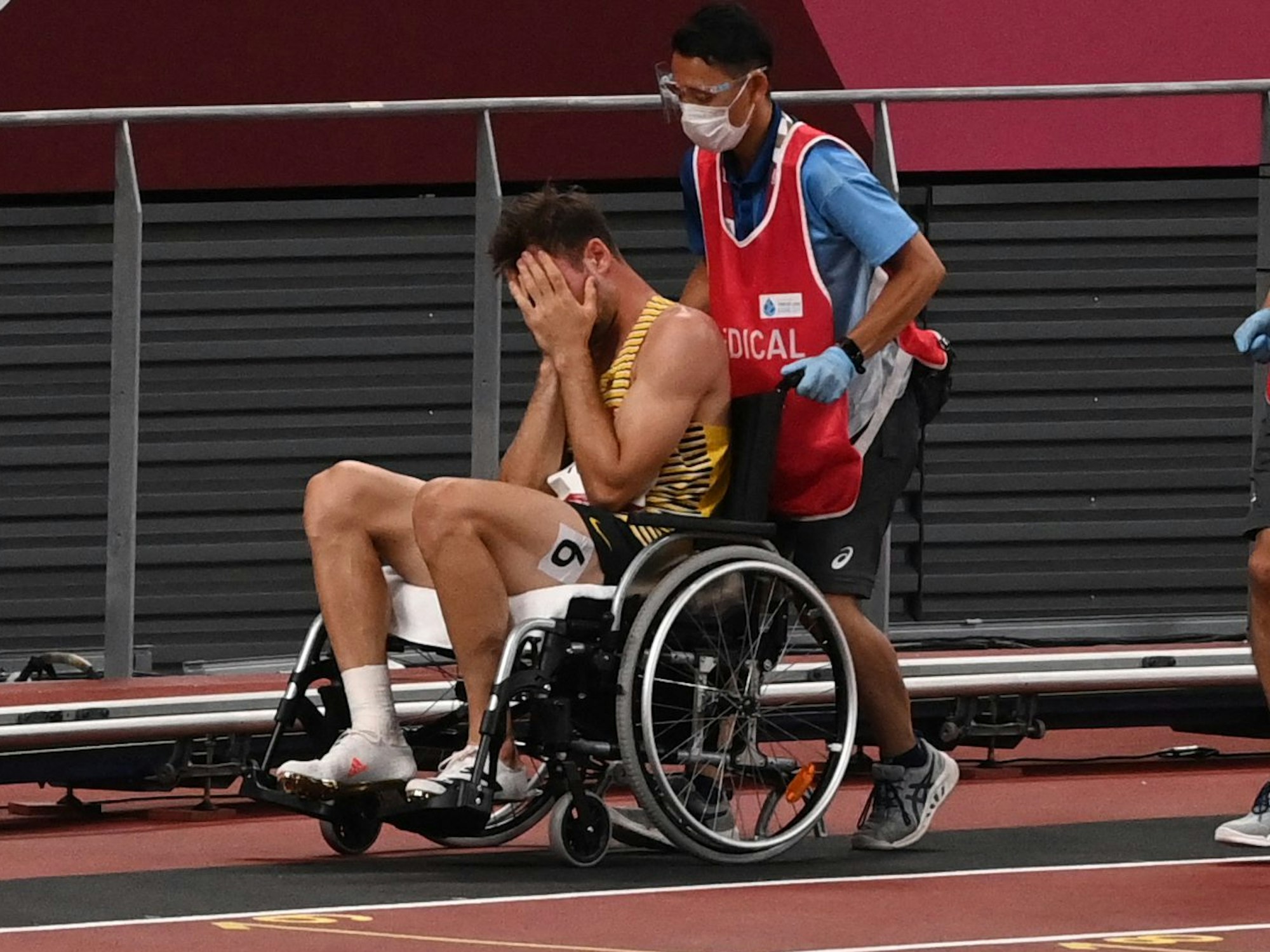 Zehnkämpfer Niklas Kaul muss aufgeben nach einer Fußverletzung.