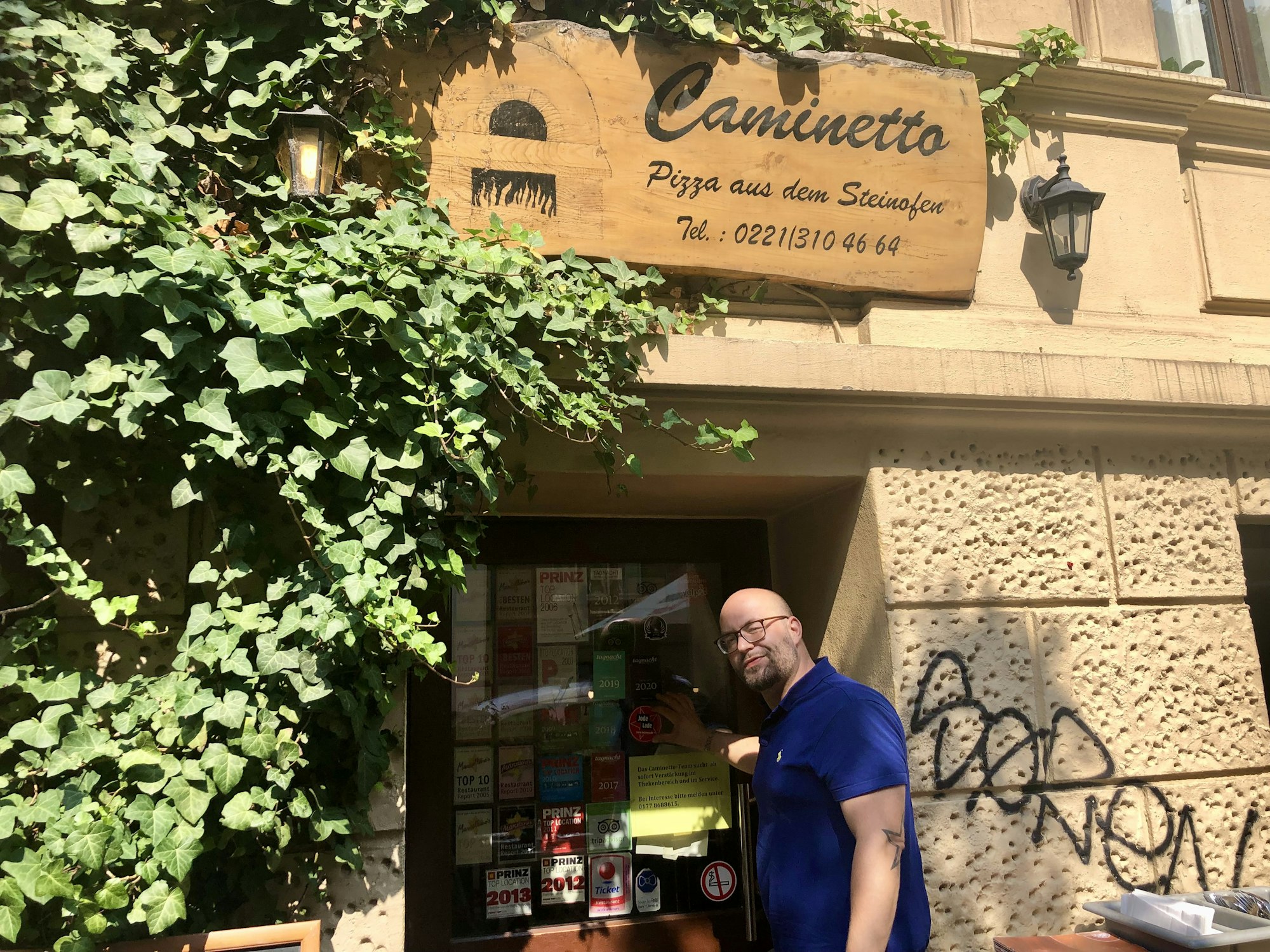 Geschäftsführer Janis Ruhbach im Eingang des Restaurants „Caminetto“.