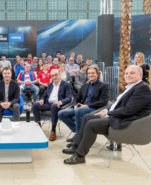 Thomas Helmer moderiert die Doppelpass-Folge vom 24. Februar 2019, zu Gast sind unterem Marcel Reif und Uli Hoeneß.