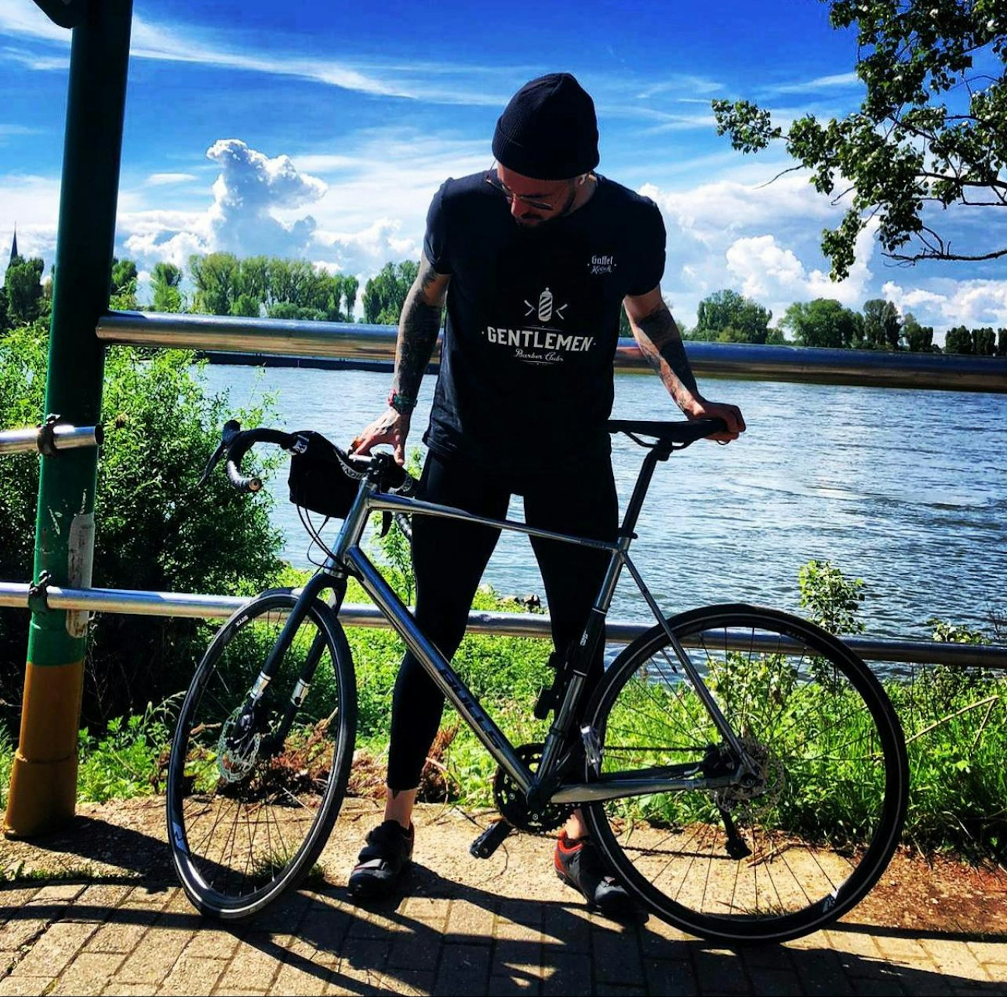 Der Kölner Elmar Heilf mit seinem Fahrrad.