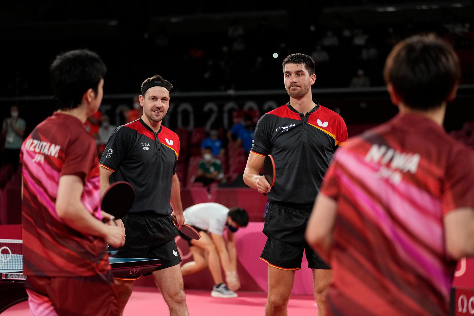 Timo Boll und Patrick Franziska gewinnen ihr Doppel im Team-Halbfinale gegen Japan.