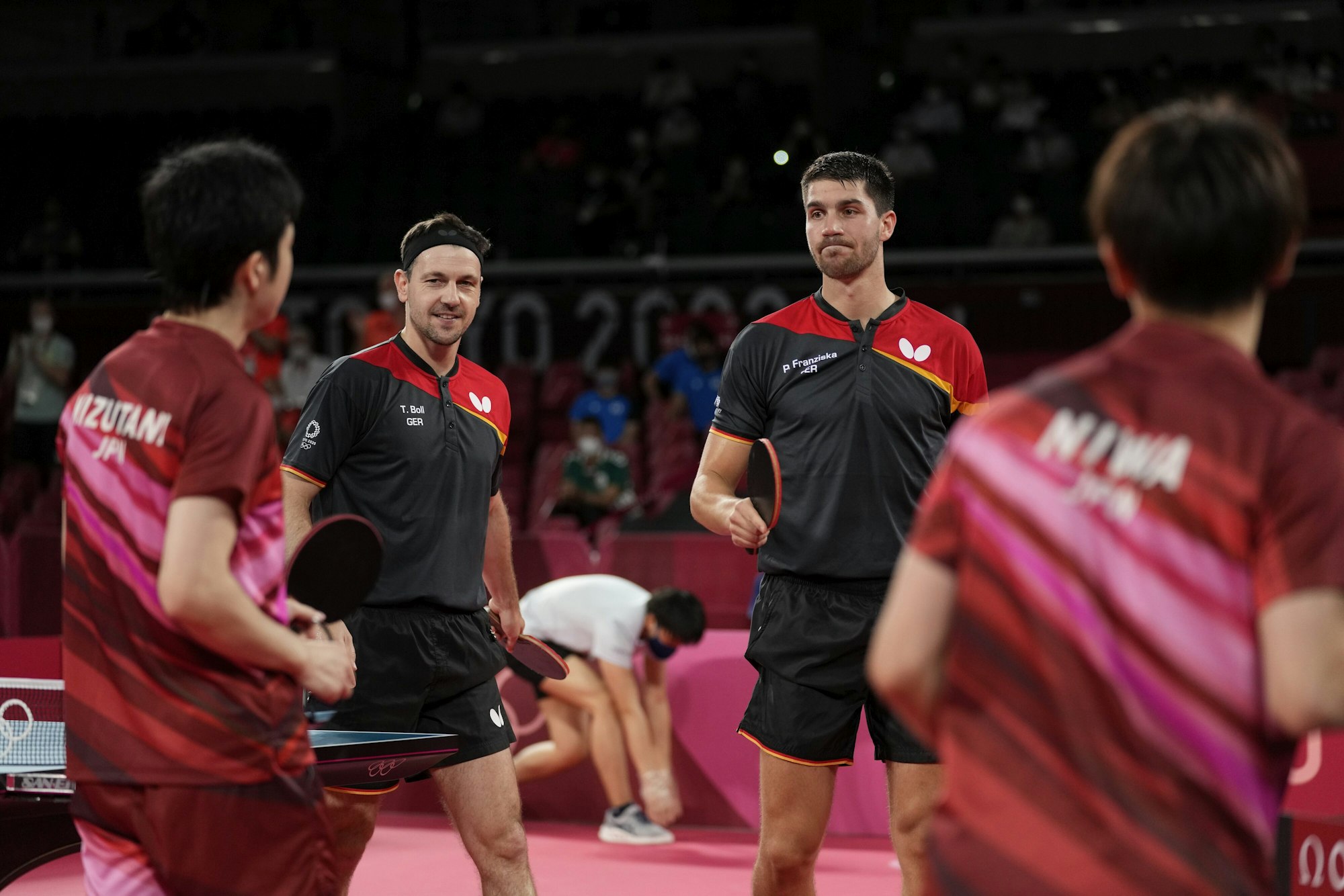 Timo Boll und Patrick Franziska gewinnen ihr Doppel im Team-Halbfinale gegen Japan.