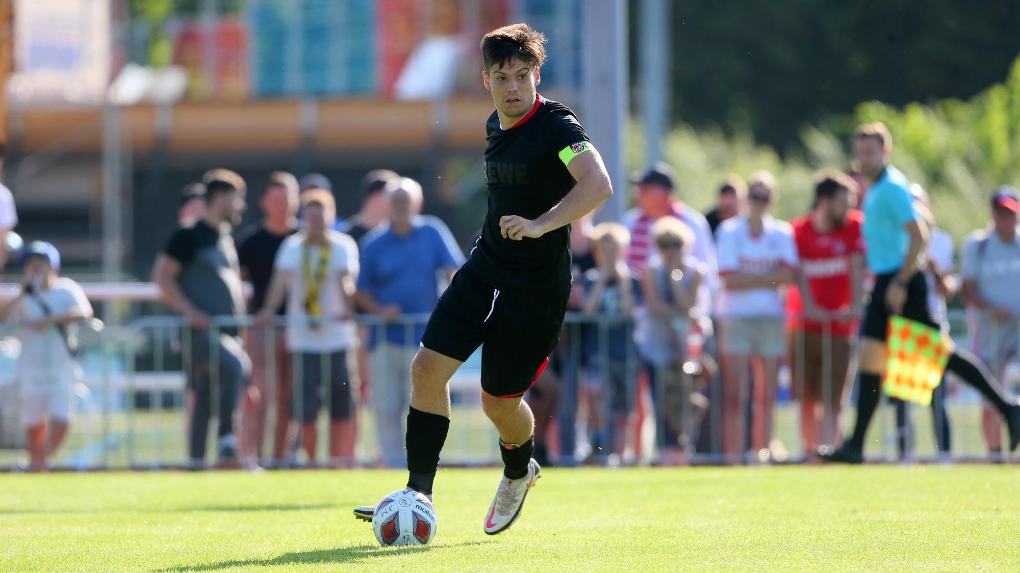 Jorge Meré spielt für den 1. FC Köln gegen den FC Schaffhausen.