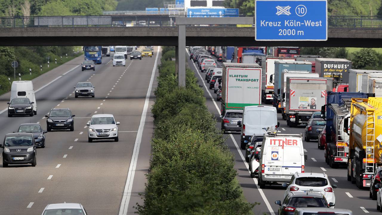 Stau auf der Autobahn A4 zwischen Klettenberg und Autobahnkreuz Köln West.